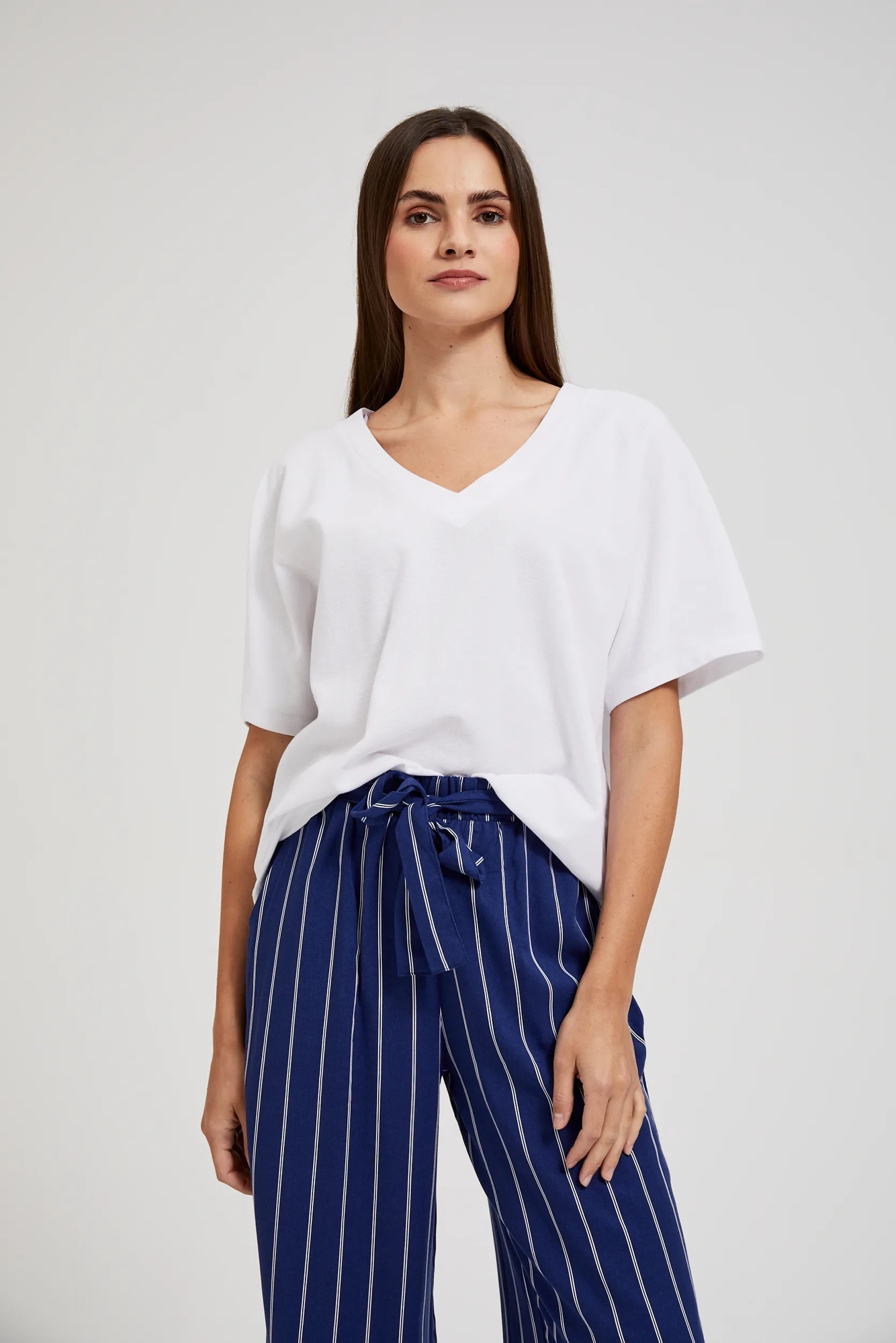 Bluzka damska z dekoltem w serek biała