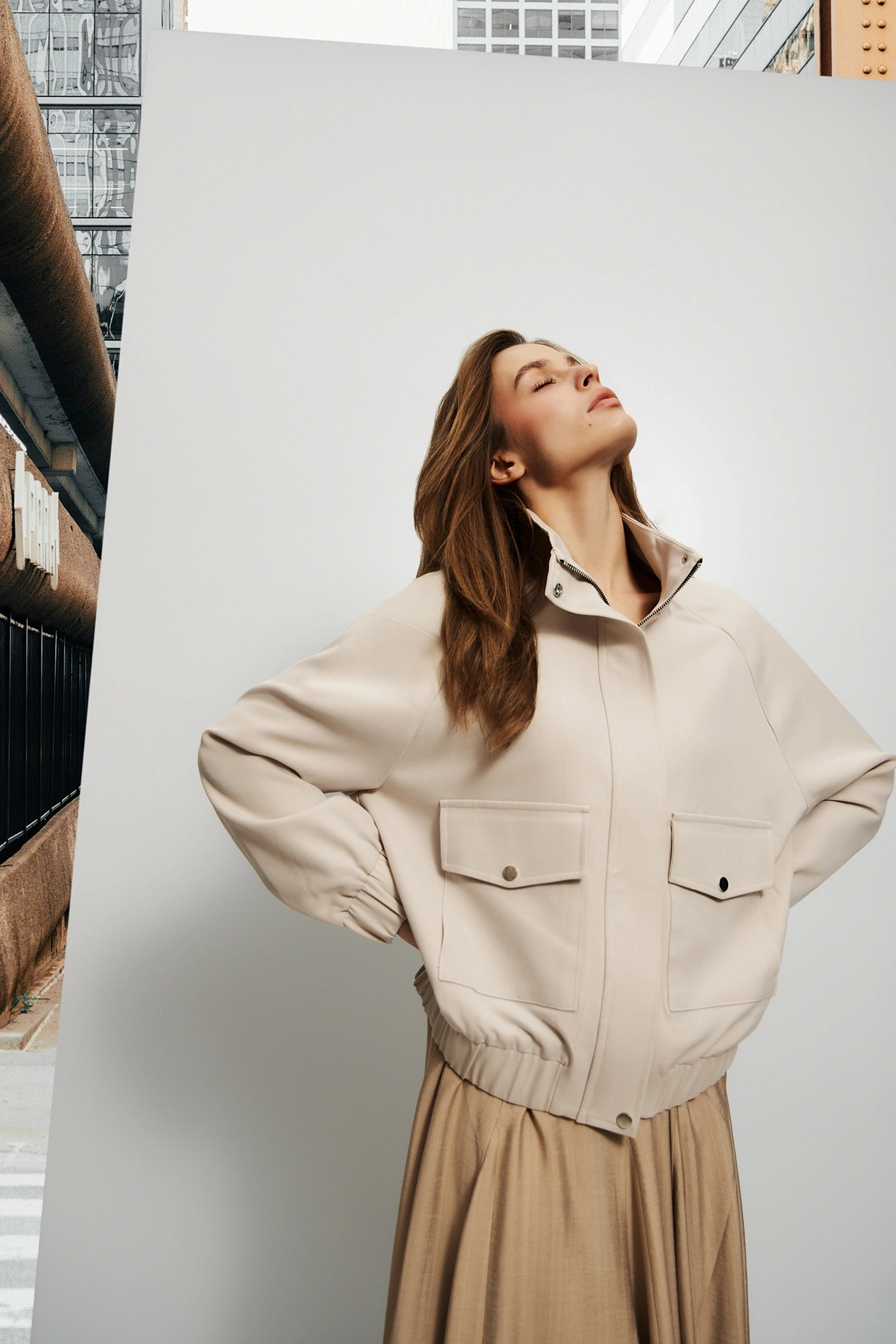 Kurtka z dużymi kieszeniami beżowa