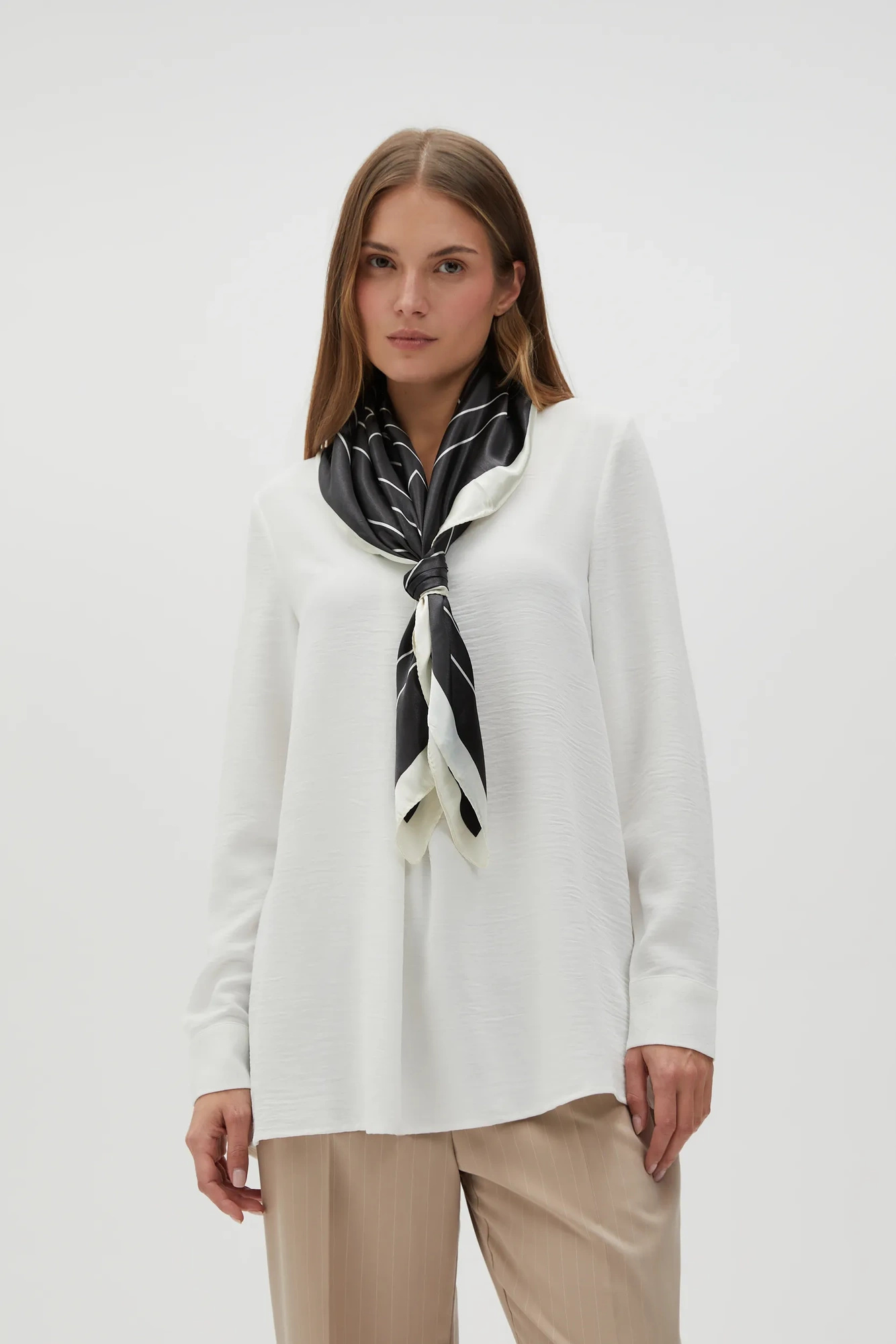 Apaszka z geometrycznym wzorem czarna