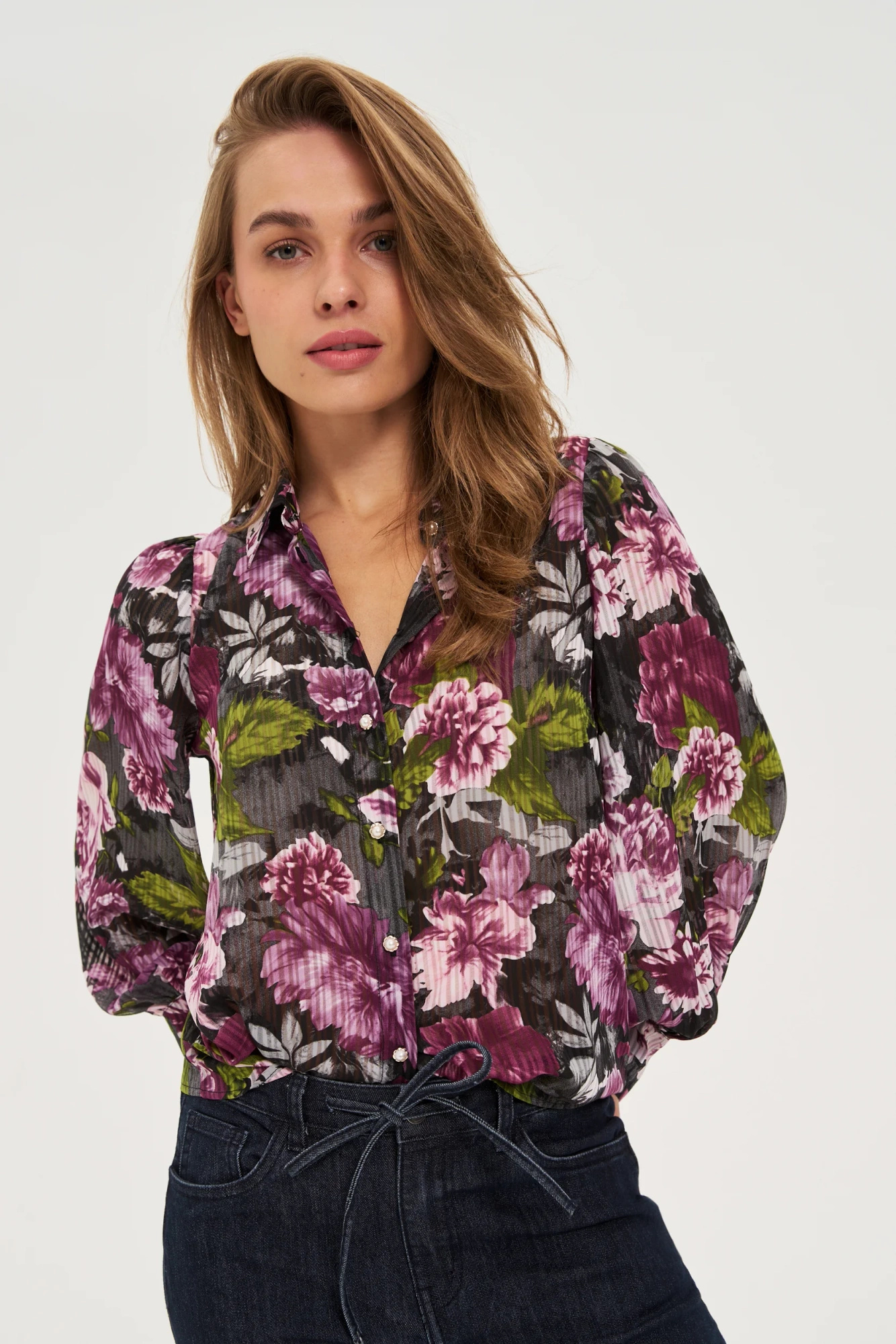 Koszula w kwiaty z bufiastymi rękawami czarna