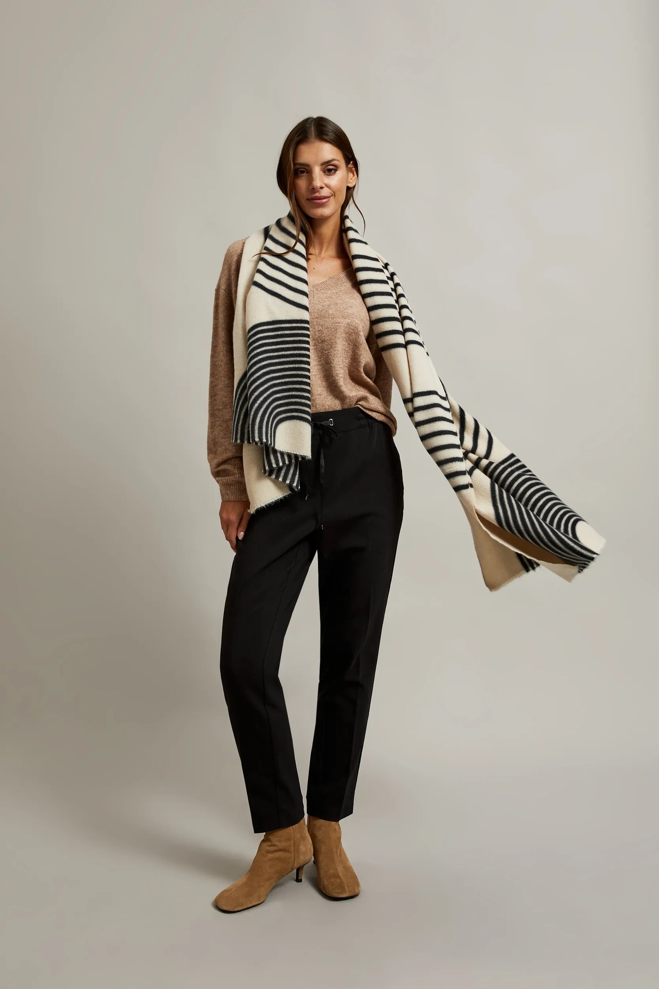Szalik w czarne paski beżowy