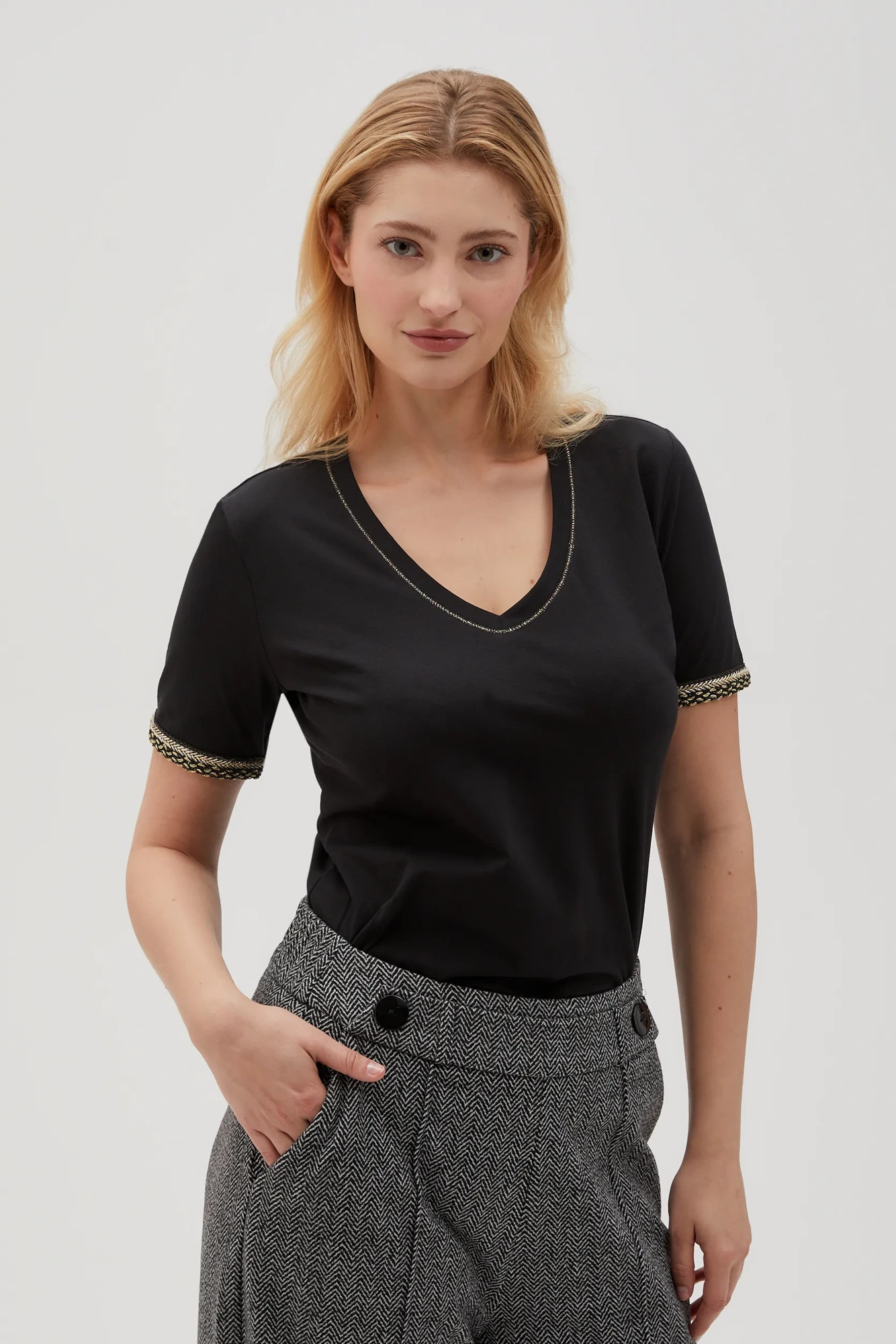 Bawełniana bluzka z dekoltem w serek i ozdobnymi rękawami czarna