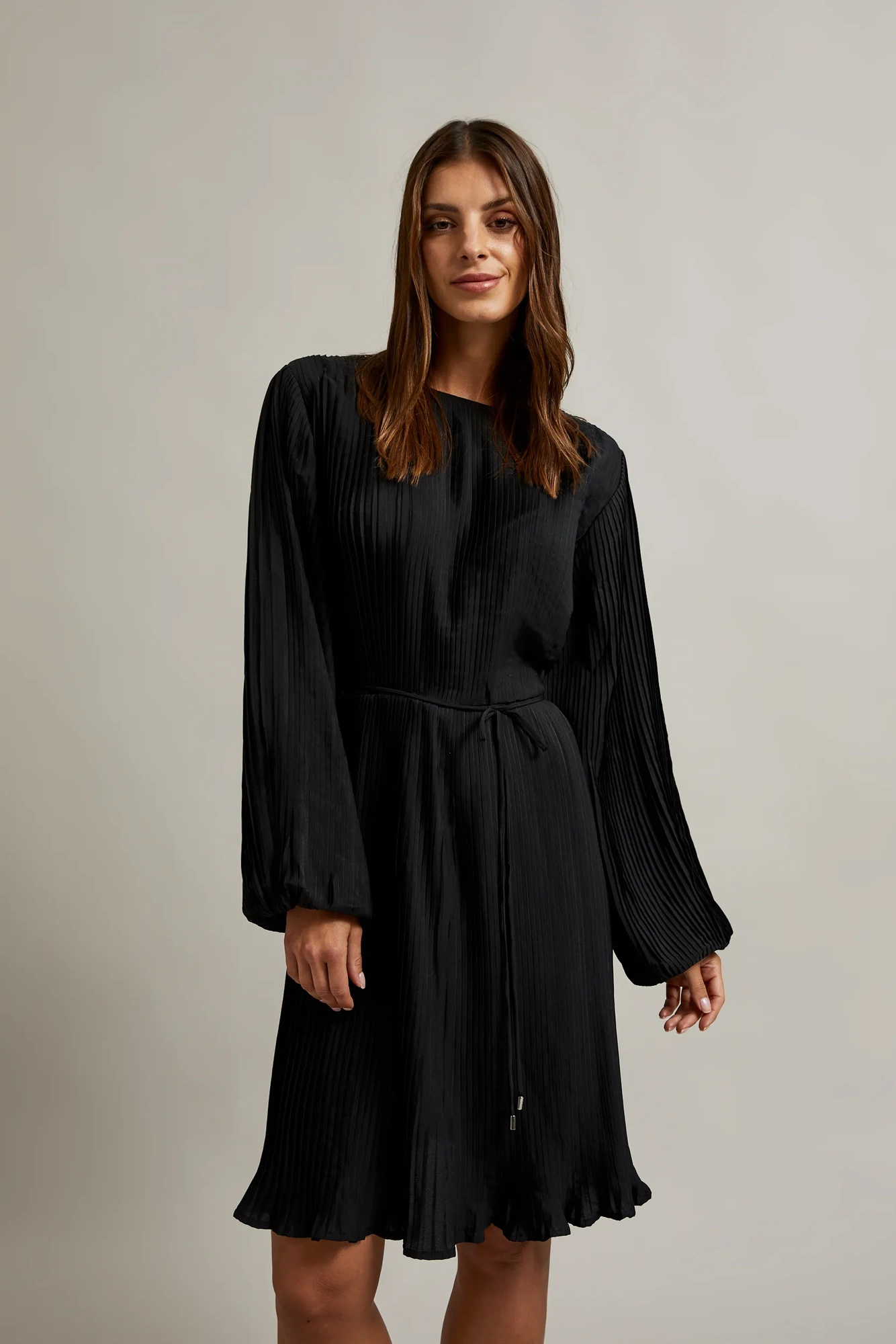 Plisowana sukienka z paskiem czarna