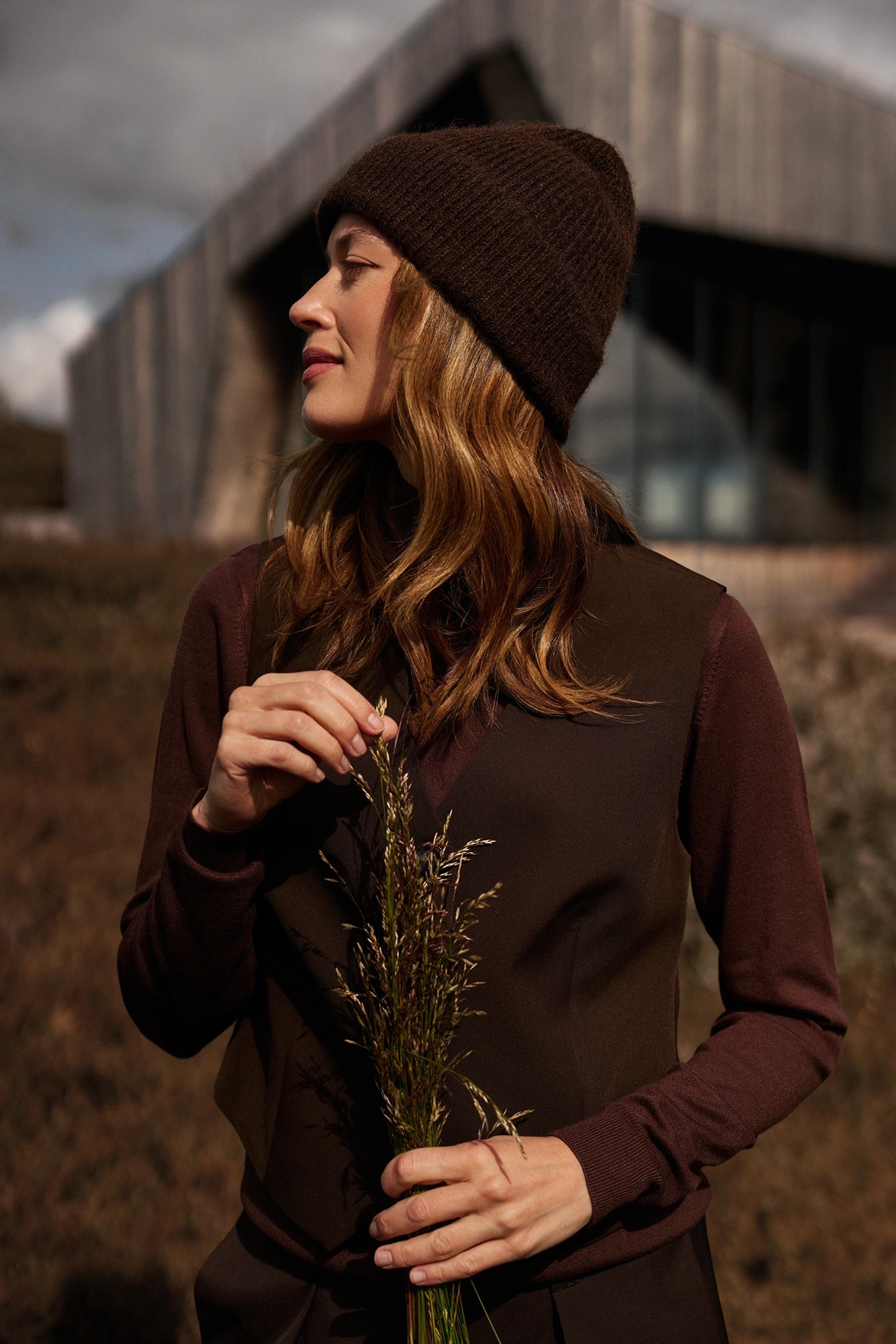 Czapka z dodatkiem wełny brązowa