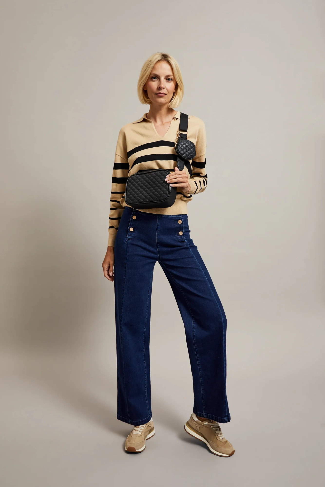 Mała torebka na szerokim pasku czarna