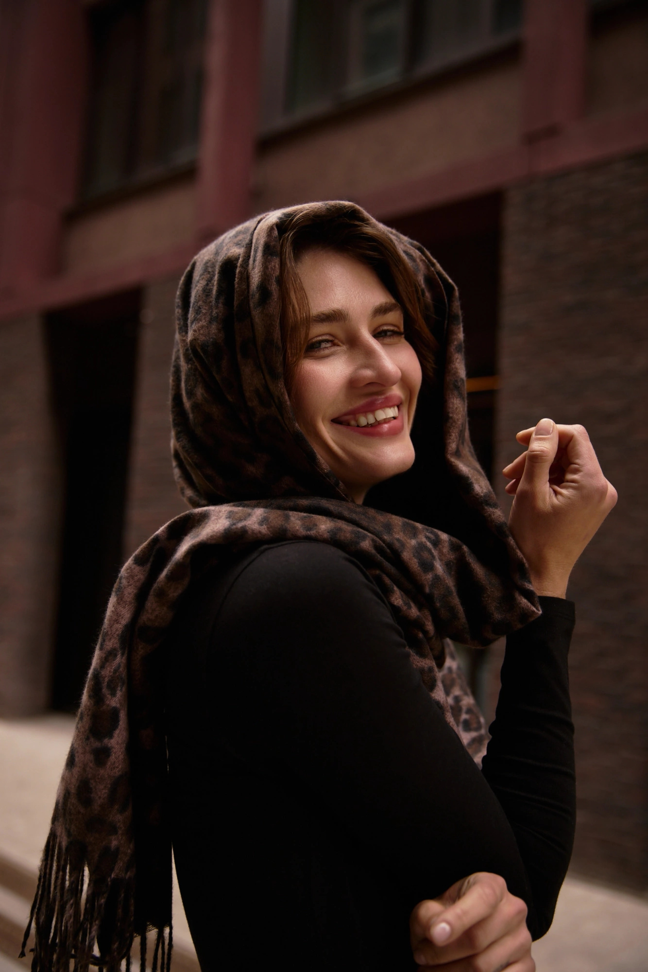 Szal w panterkę brązowy