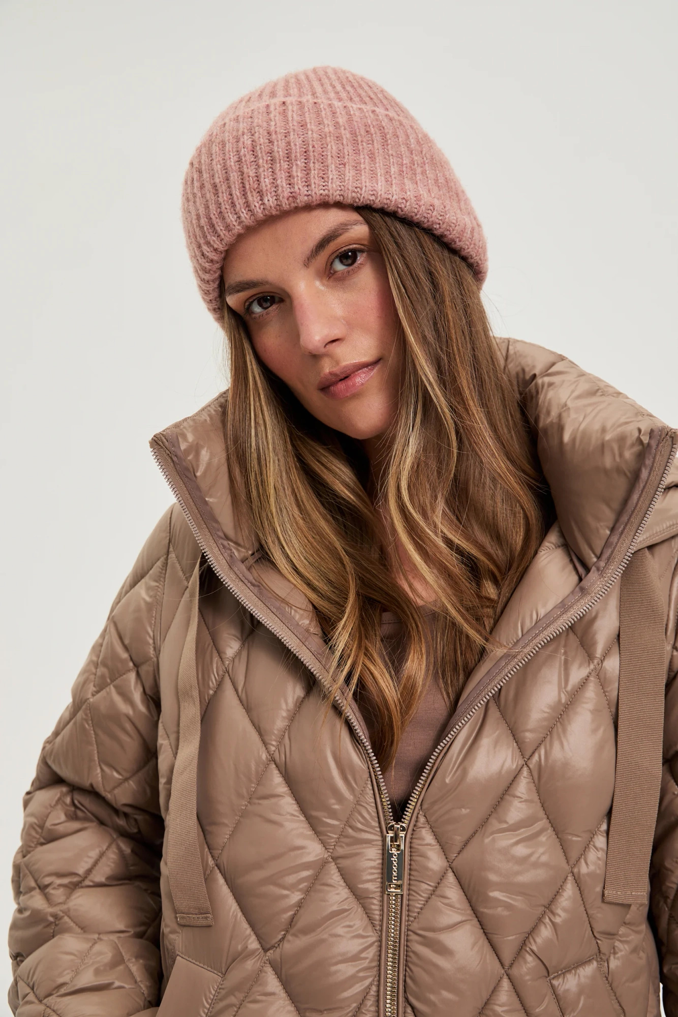 Czapka z dodatkiem wełny ciemnoróżowa