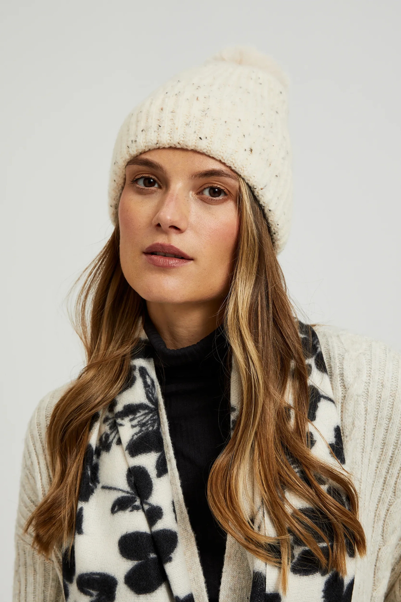 Ciepła czapka z pomponem beżowa