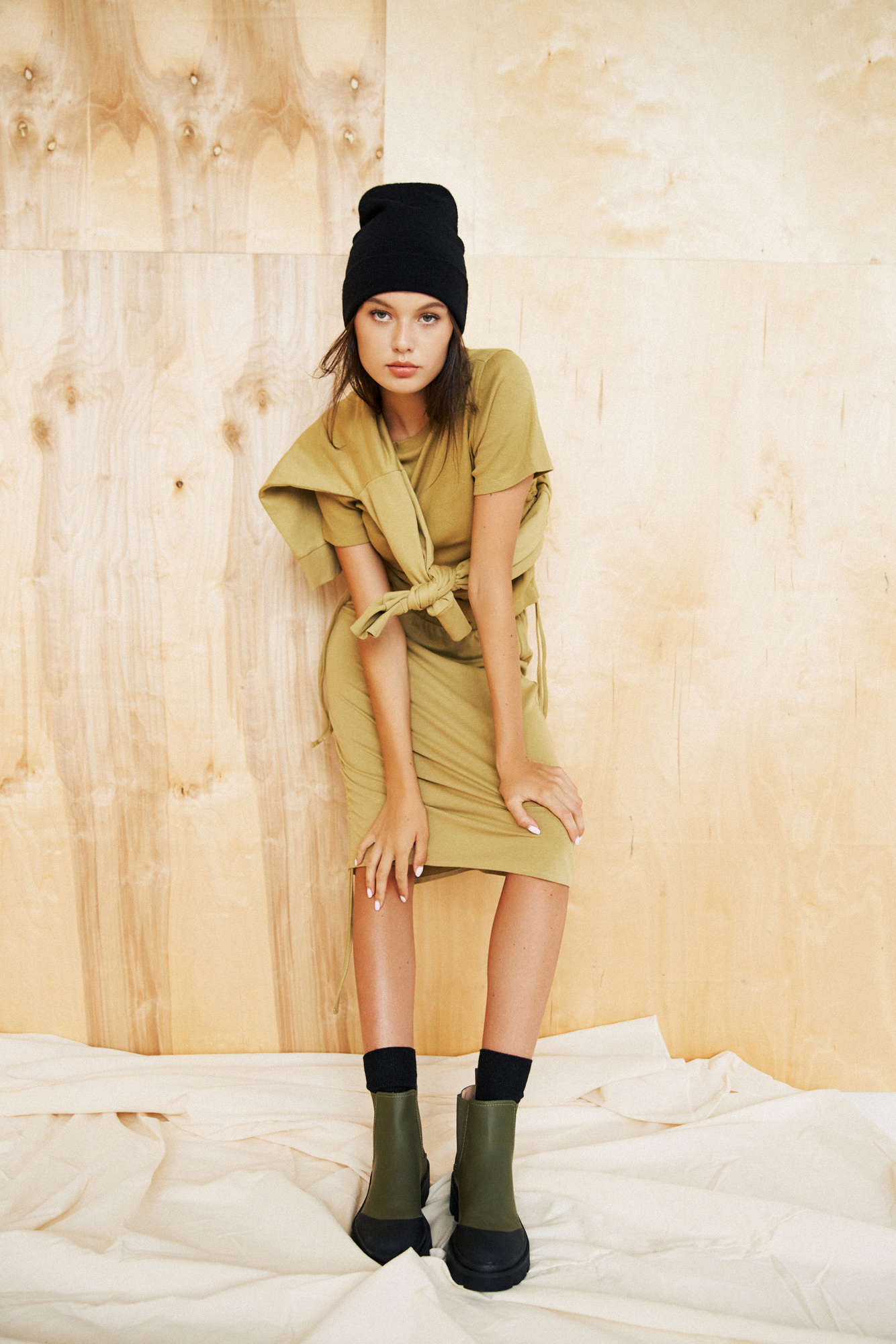 Gładka spódnica ze ściągaczem oliwkowa