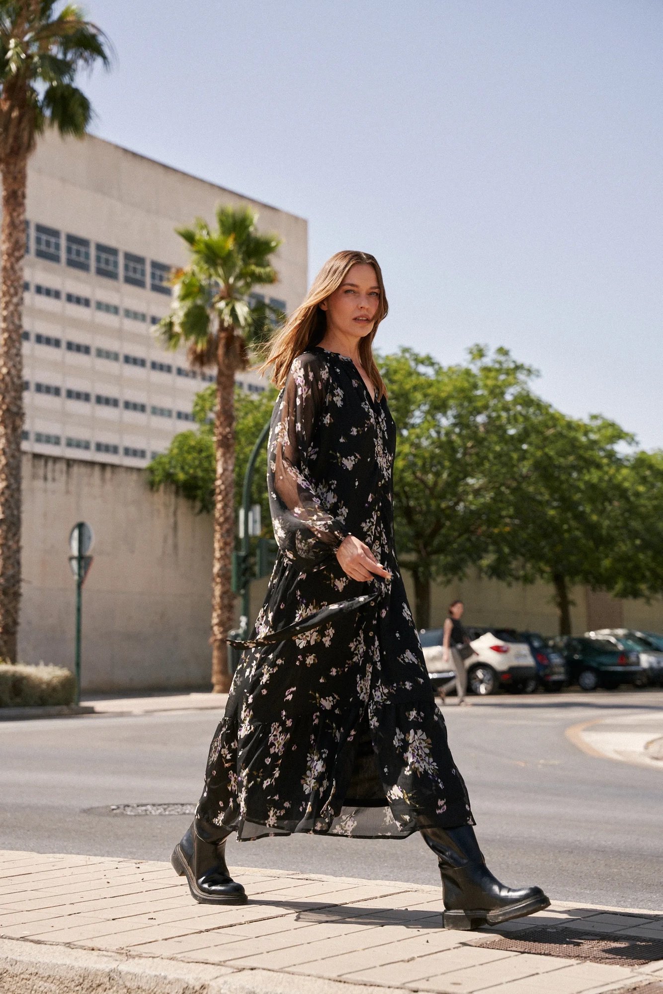 Sukienka midi z kwiatowym wzorem czarna