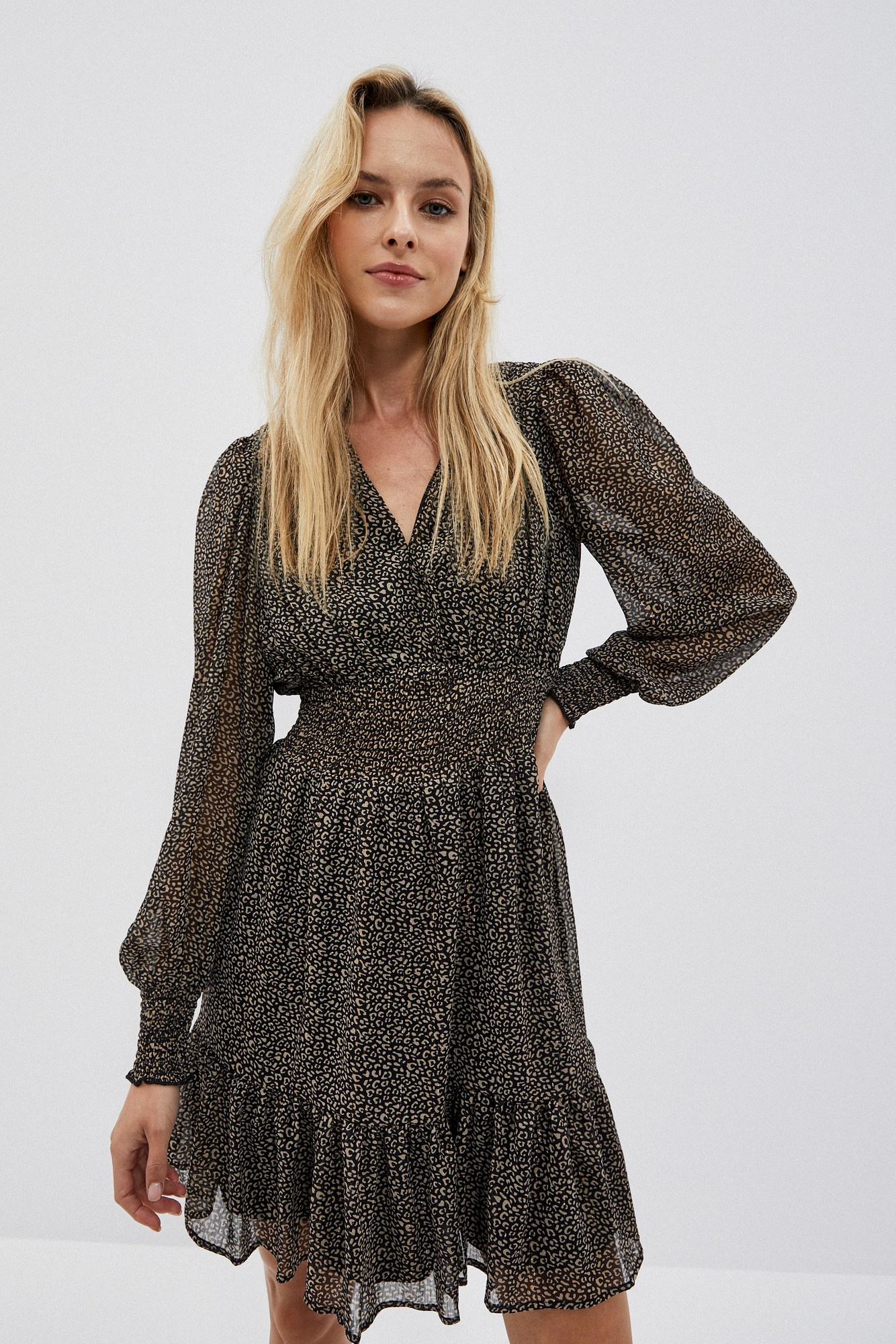 Sukienka z printem i falbaną