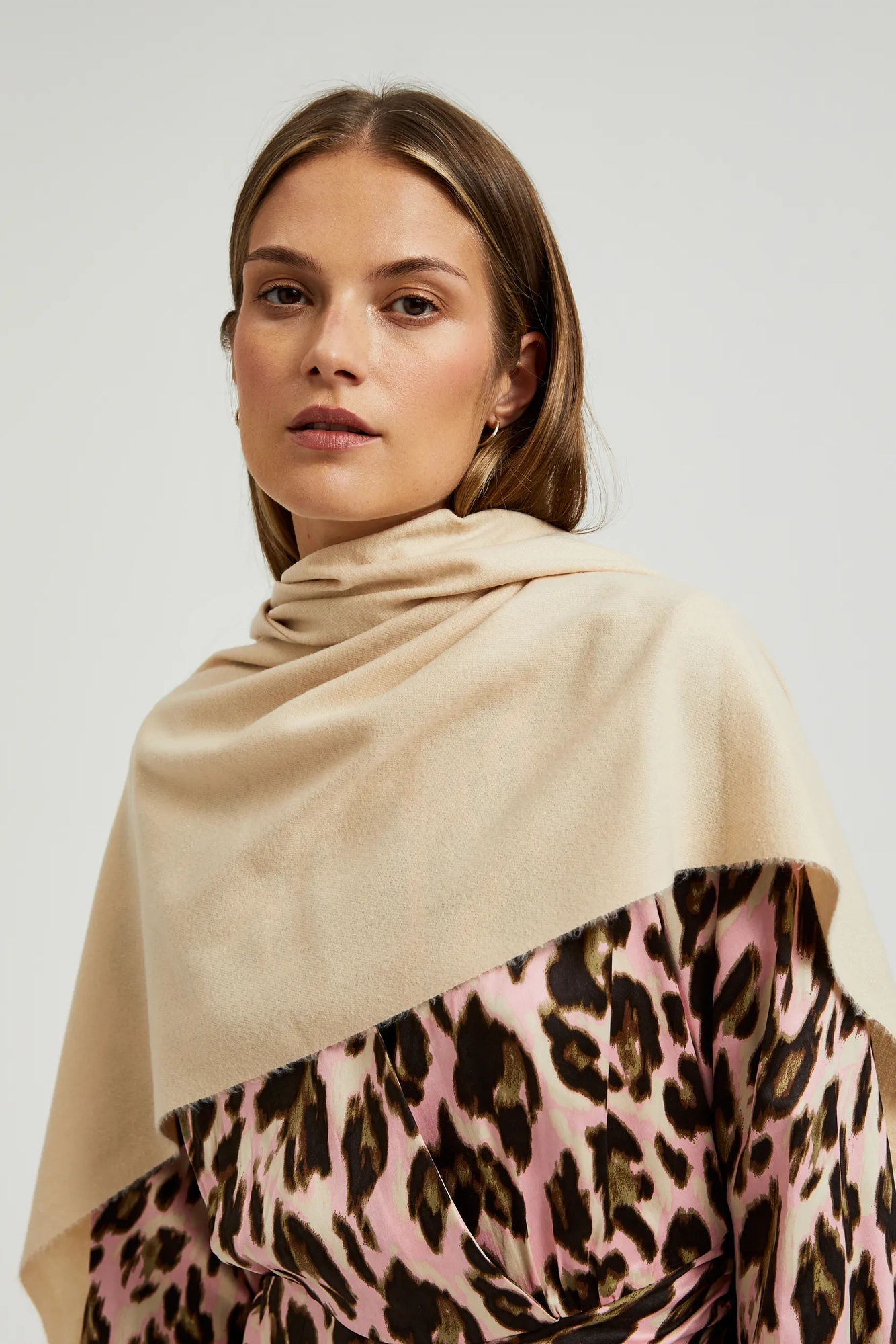 Gładki szalik z frędzlami beżowy