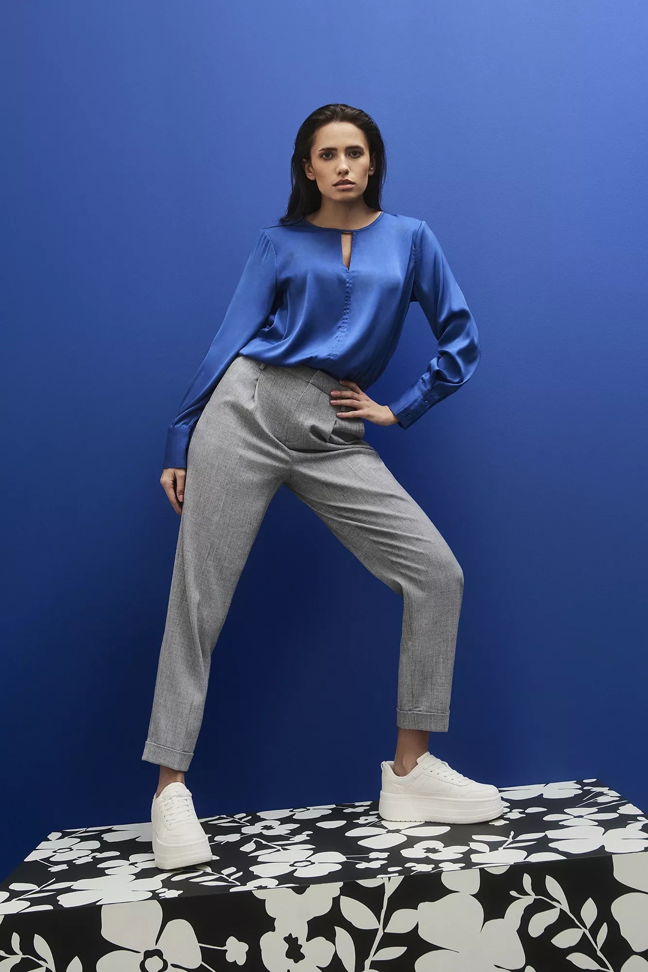 Gładka koszula z dekoltem w serek i długimi rękawami niebieska