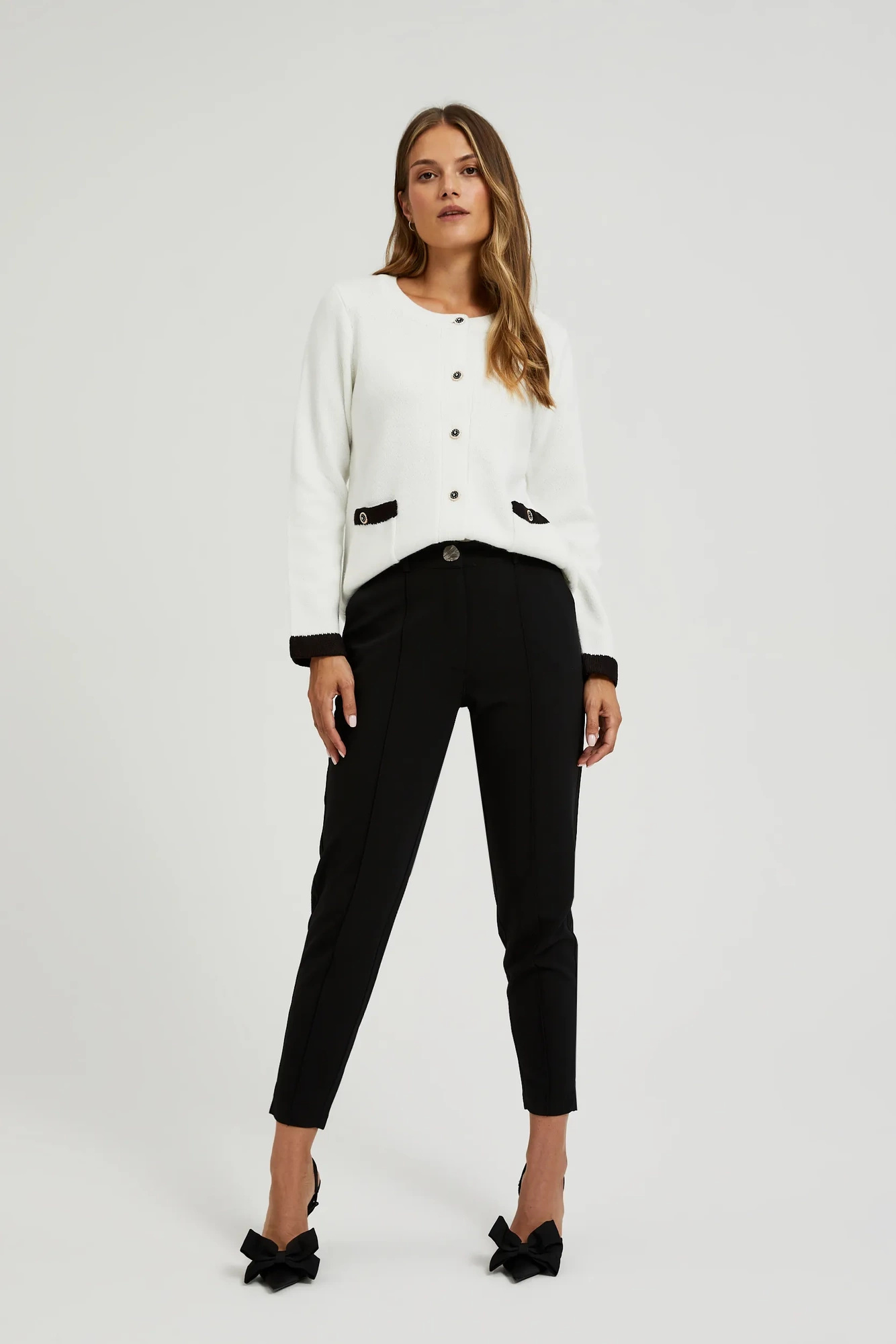 Gładkie spodnie z ozdobnym guzikiem czarne