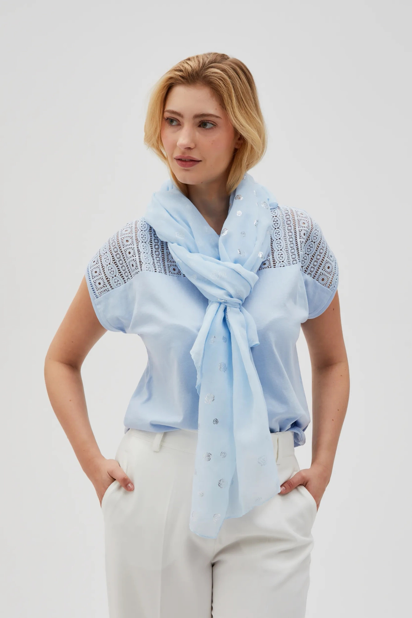 Szal ze srebrnym nadrukiem błękitny