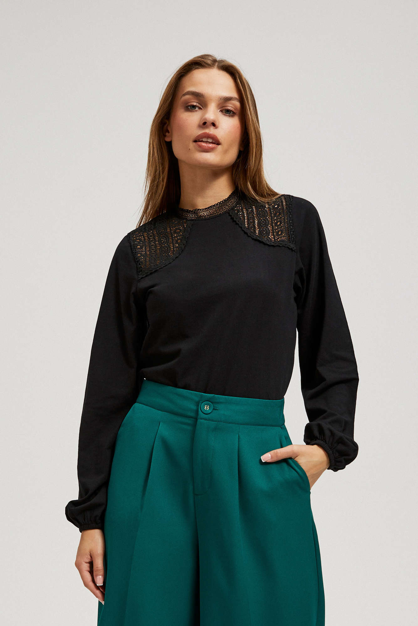 Bluzka ozdobną koronką