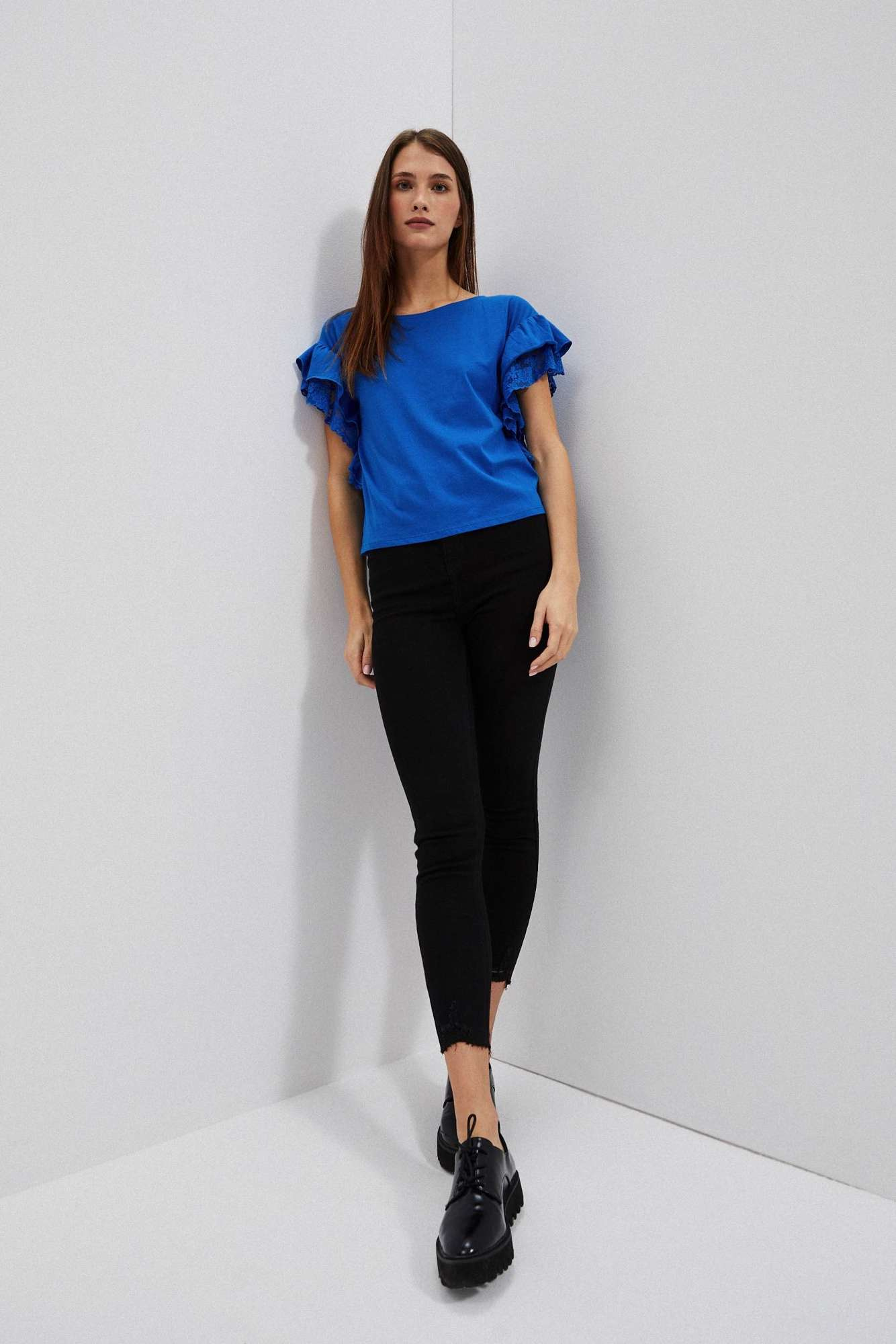 Dopasowane jeansy z postrzępioną nogawką