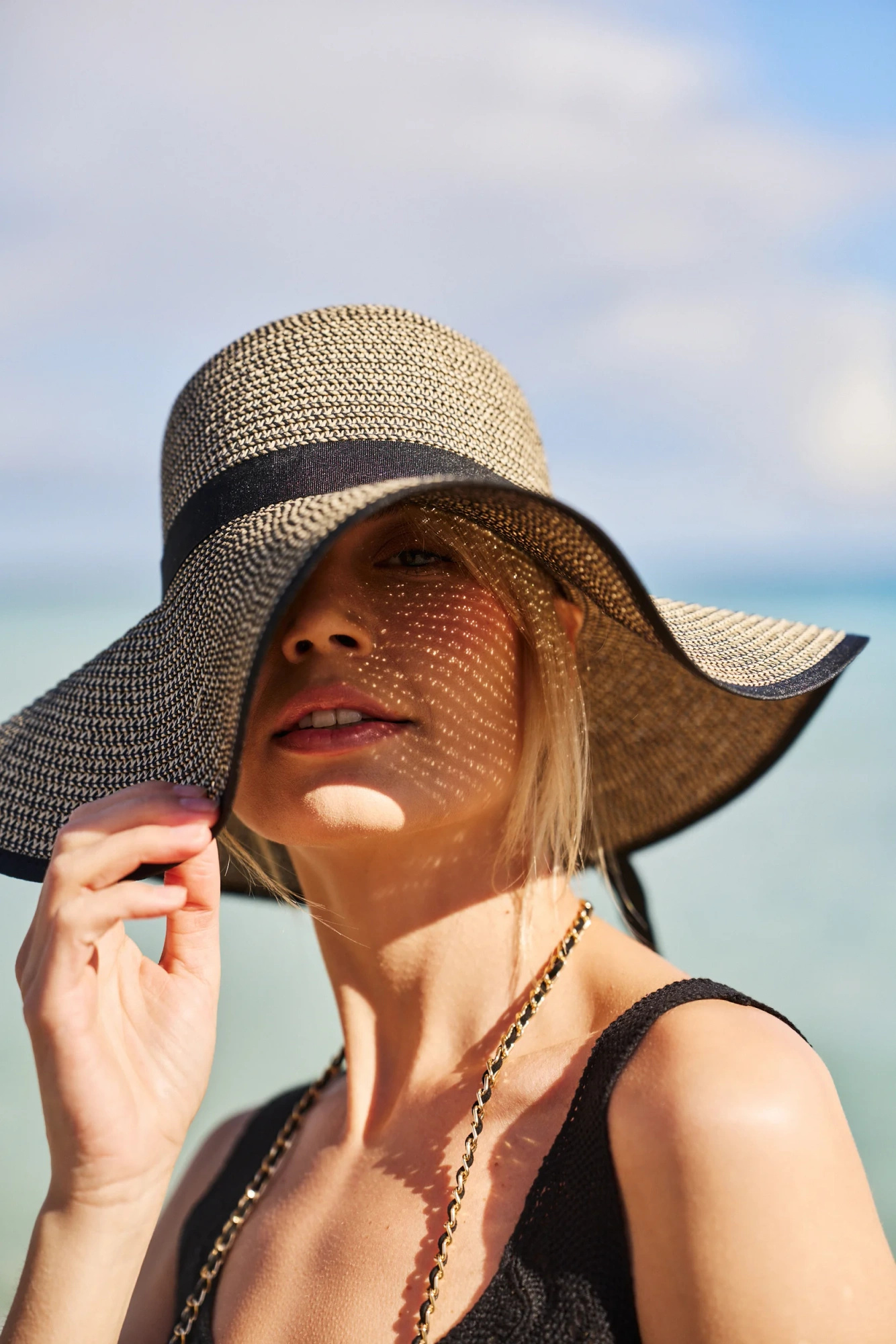 Słomkowy kapelusz z kokardą czarny