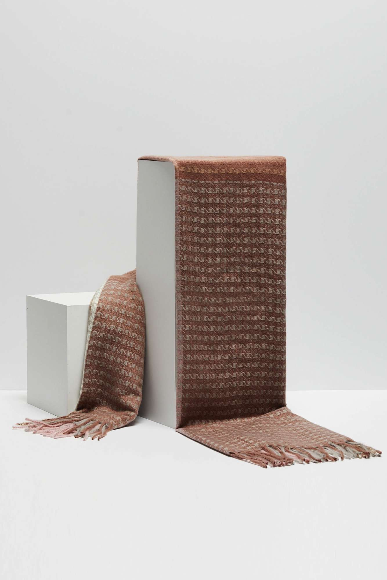 Szal w drobną kratę z ozdobną nitką