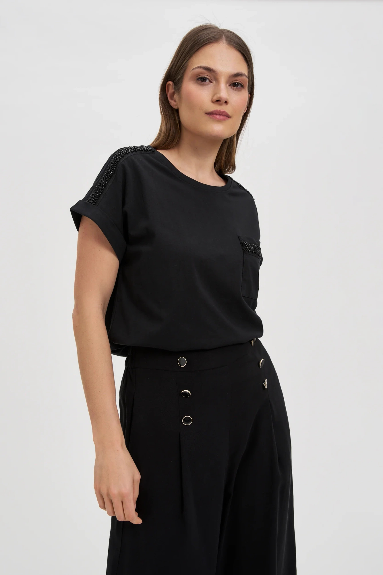 Bawełniany t-shirt ozdobiony koralikami czarny