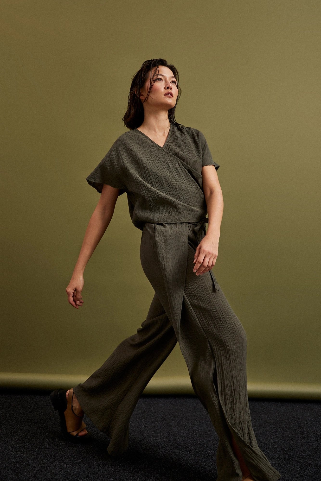 Spodnie z szerokimi nogawkami i gumą w talii oliwkowe