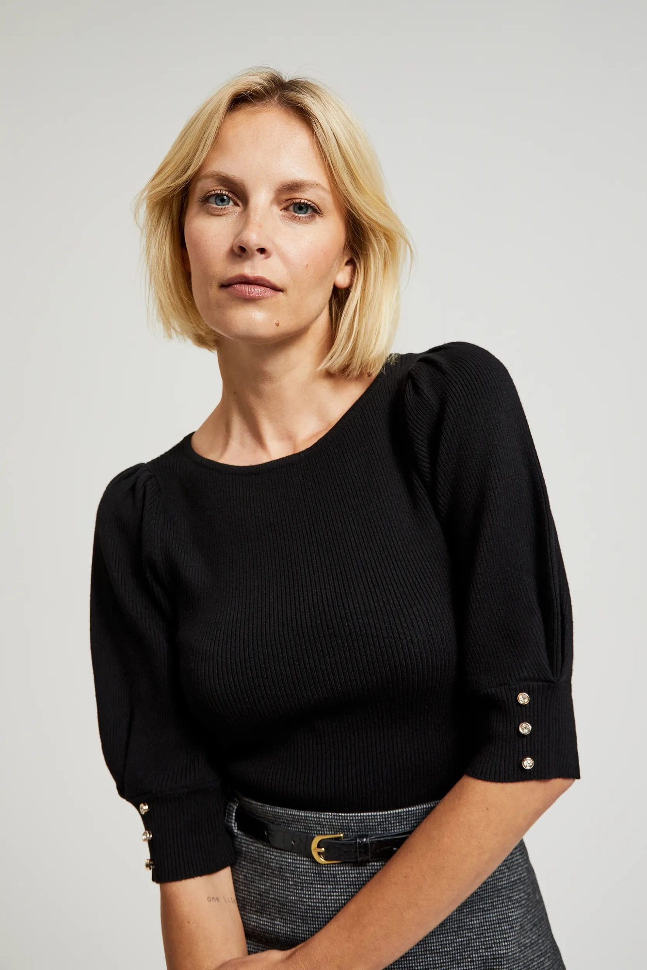 Prążkowany sweter z bufiastymi rękawami czarny