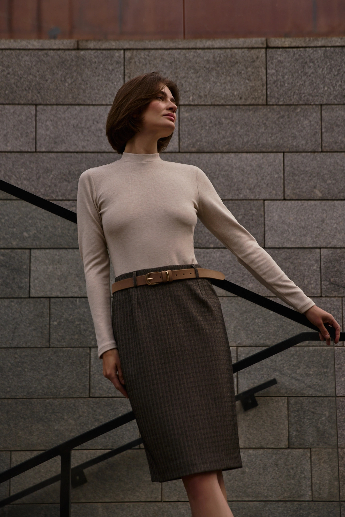 Ołówkowa spódnica do kolan ciemnobeżowa