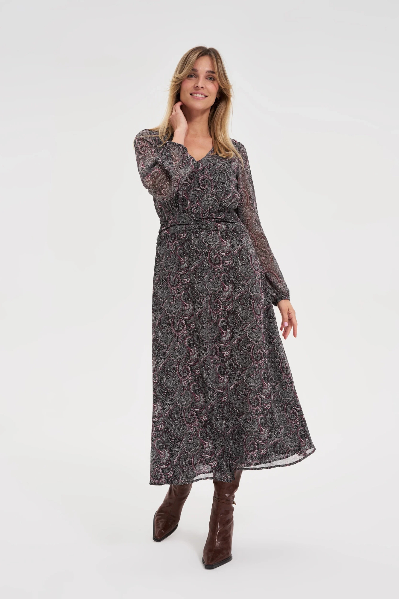 Wzorzysta sukienka czarna