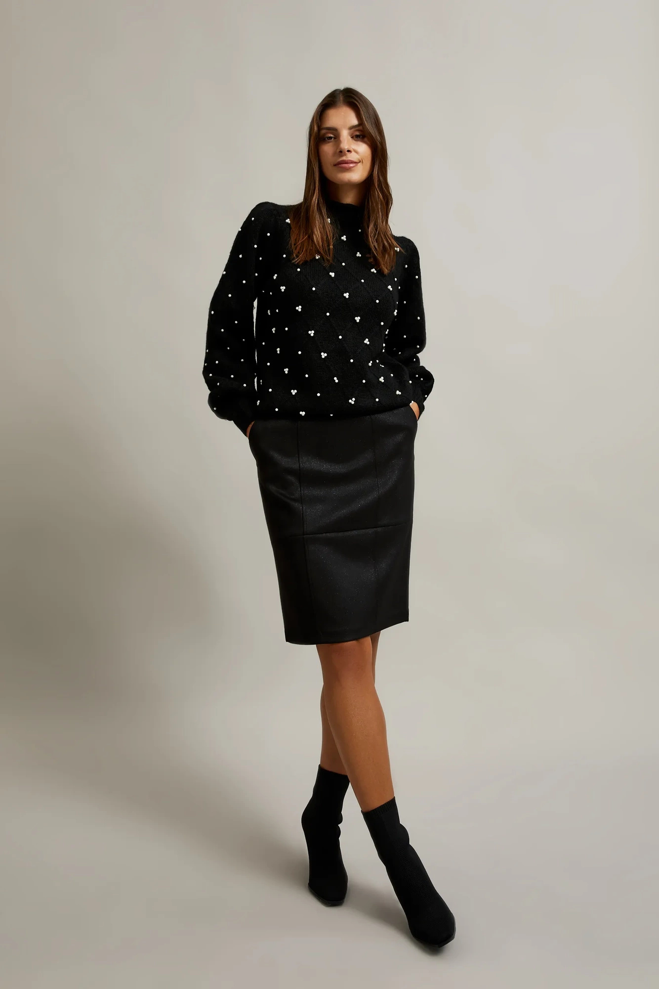 Ołówkowa spódnica o długości przed kolano czarna