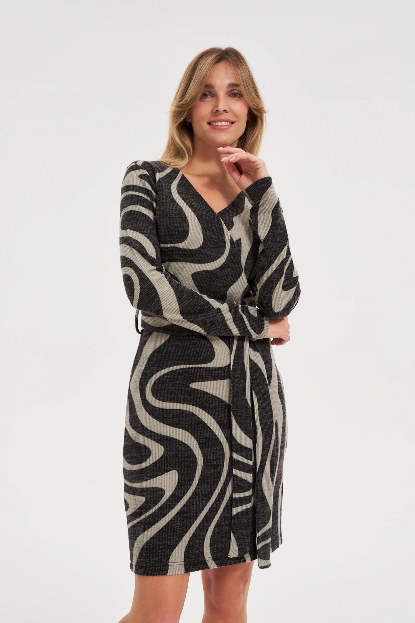 Dopasowana sukienka szara