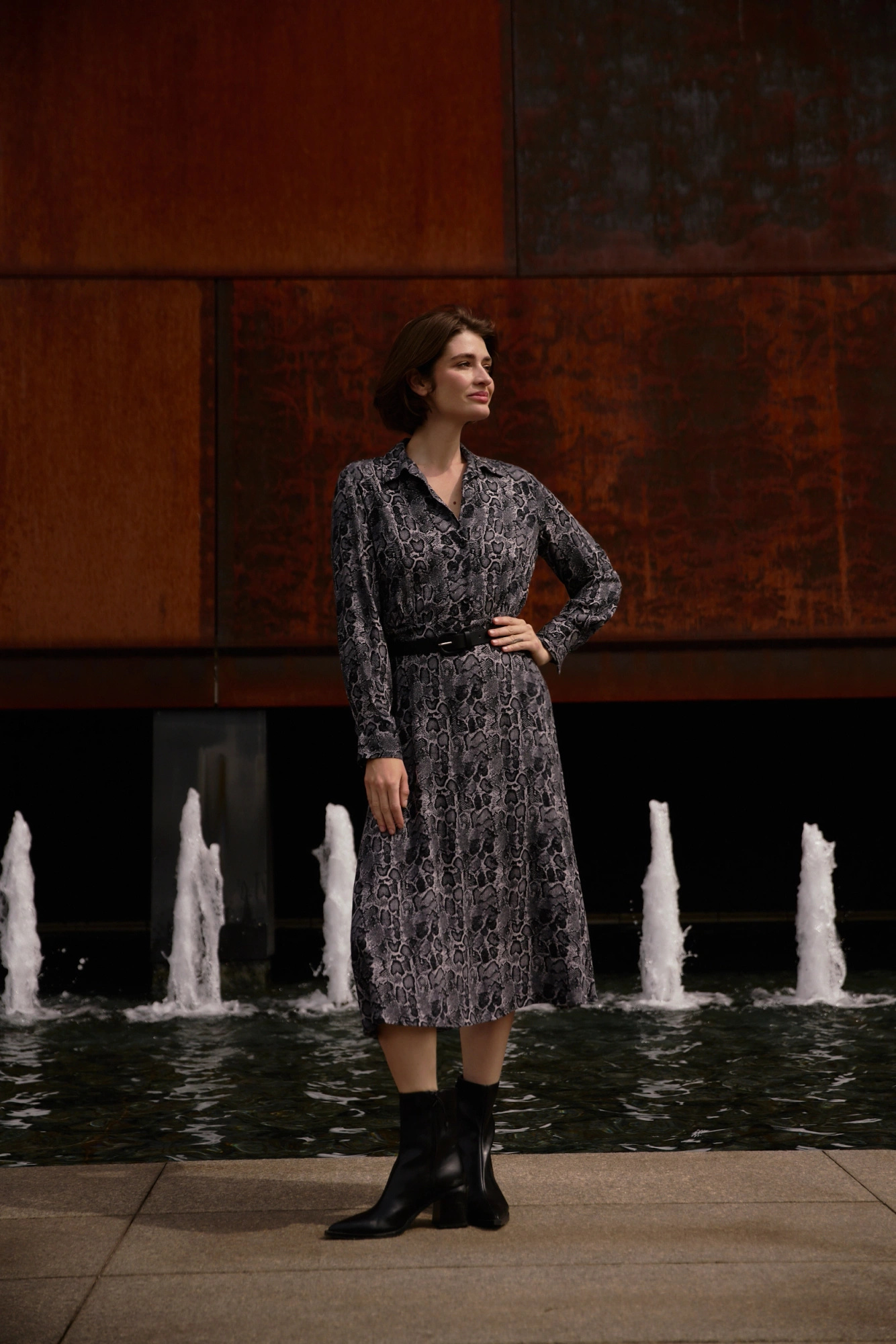 Wiskozowa sukienka z paskiem szara