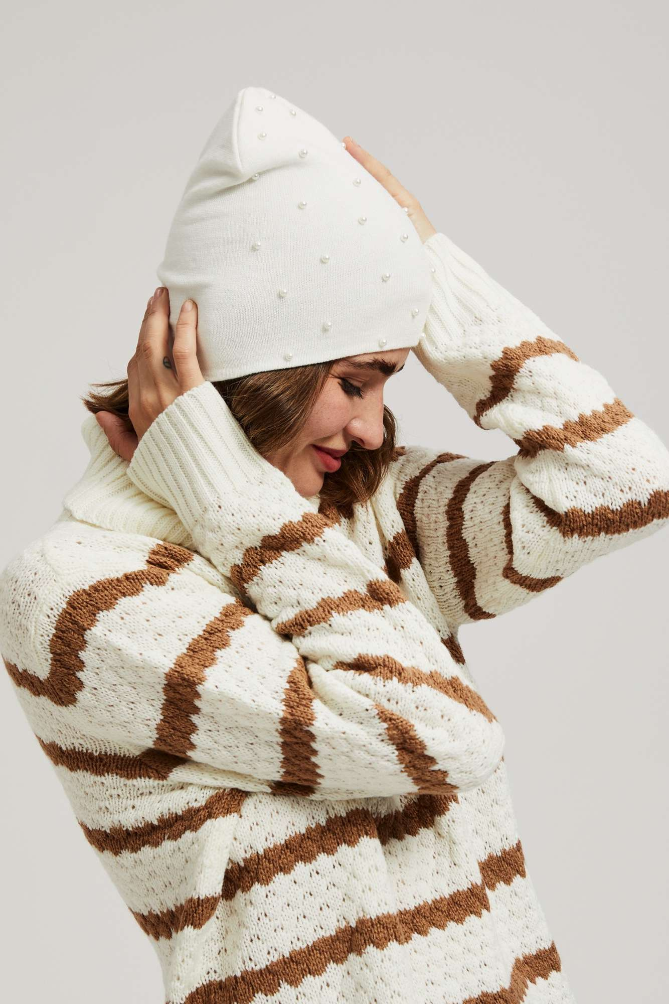 Czapka z ozdobnymi koralikami