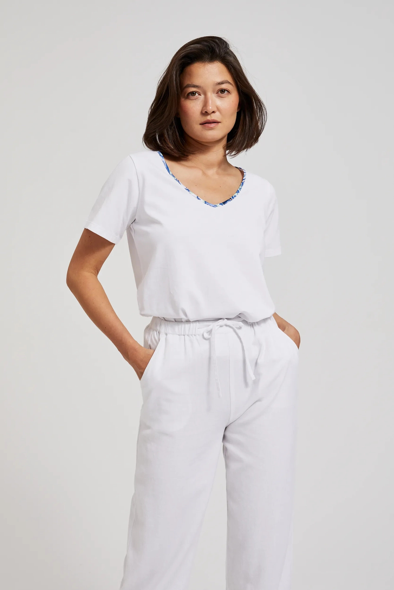 Bluzka z ozdobionym dekoltem biała