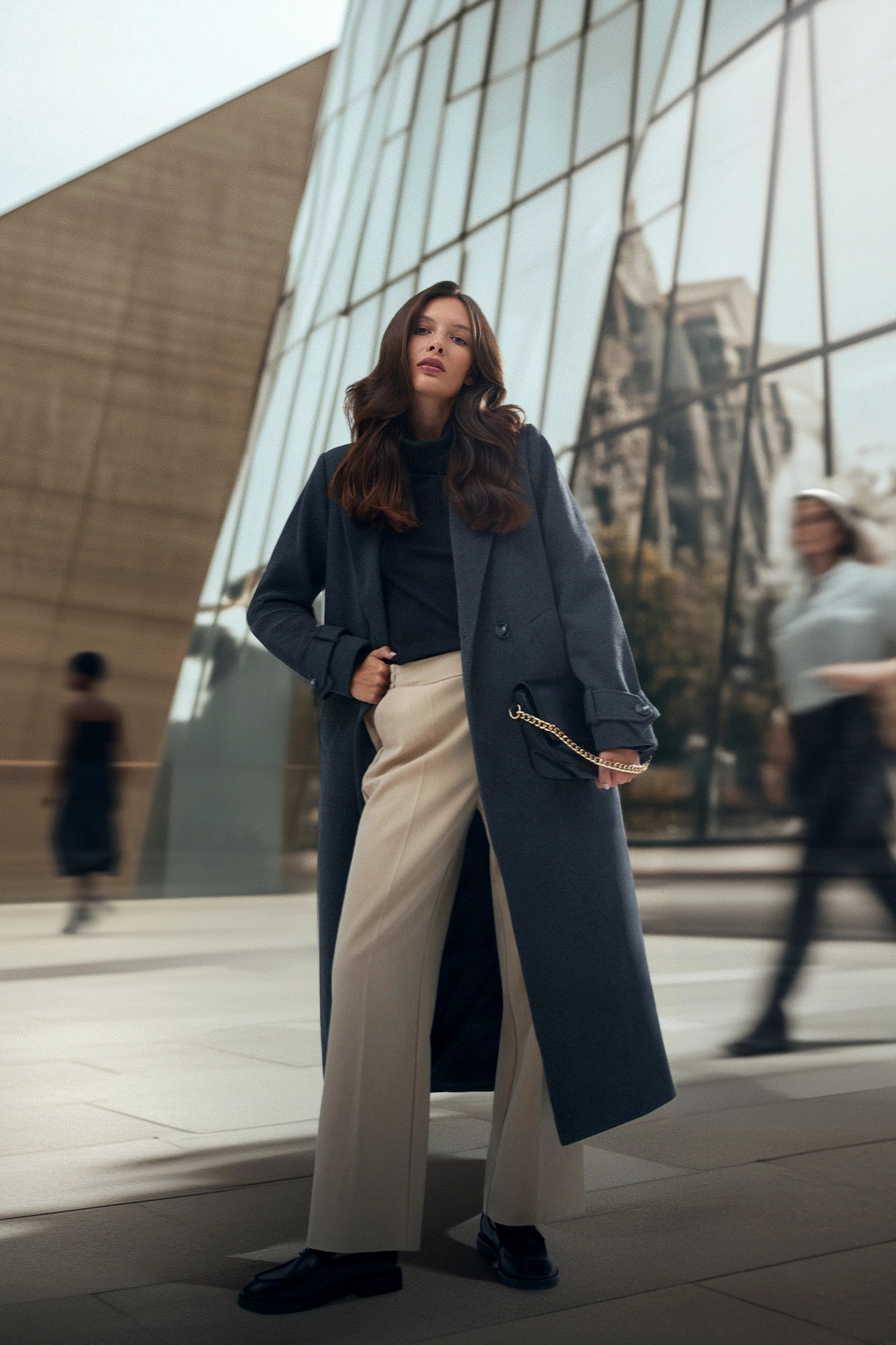 Elegancki długi płaszcz szary