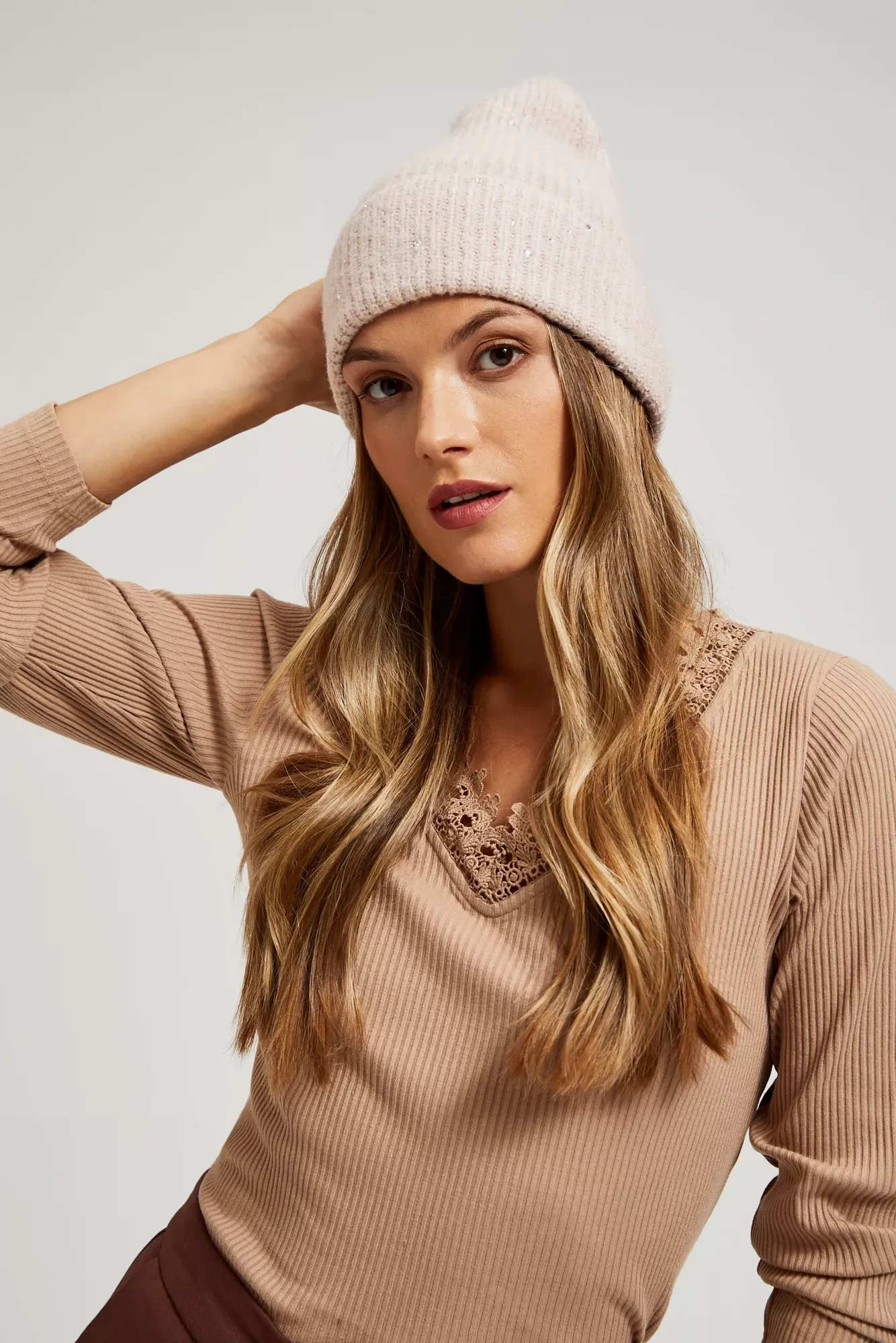 Dzianinowa czapka pudrowo-różowa