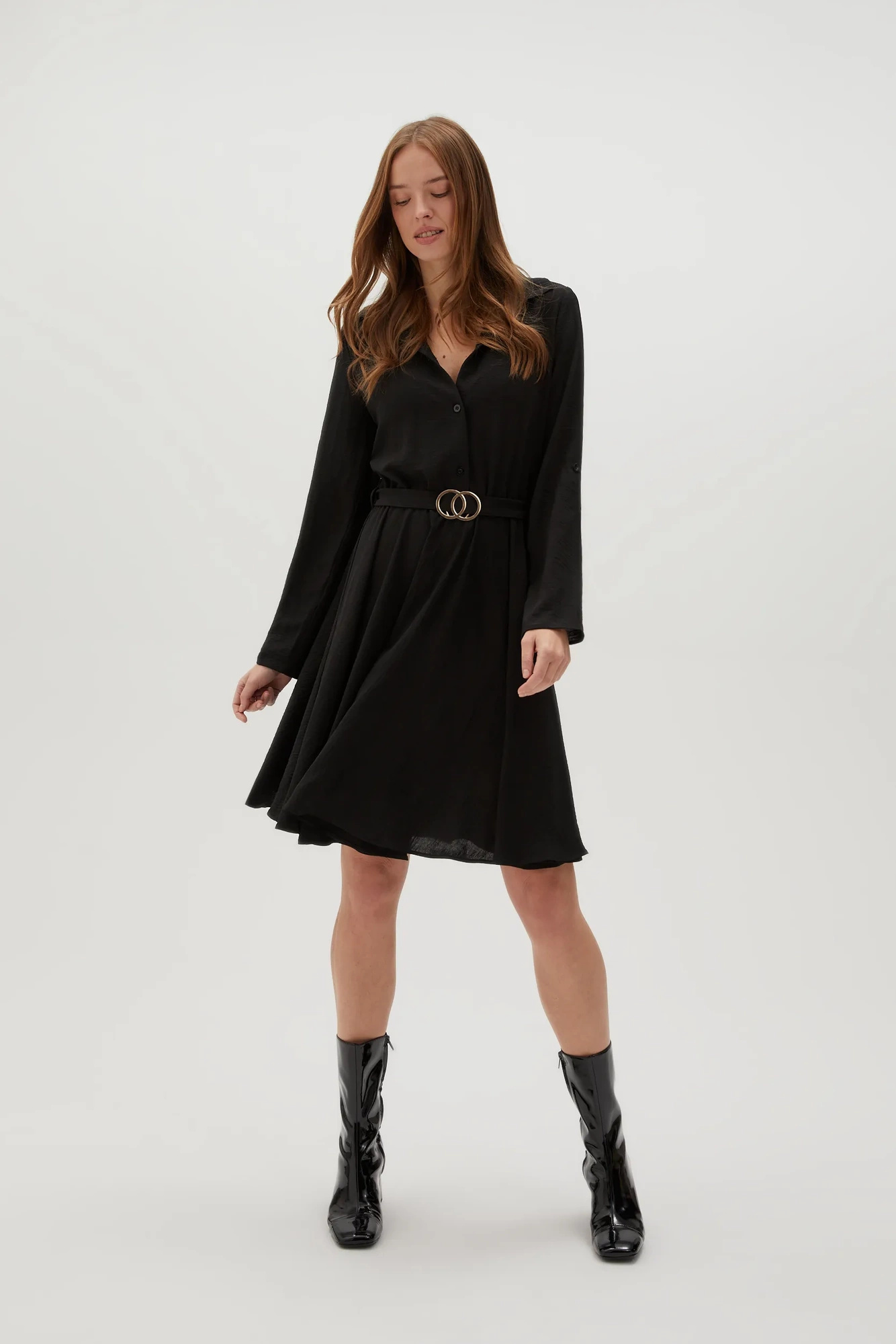 Koszulowa sukienka z eleganckim paskiem czarna