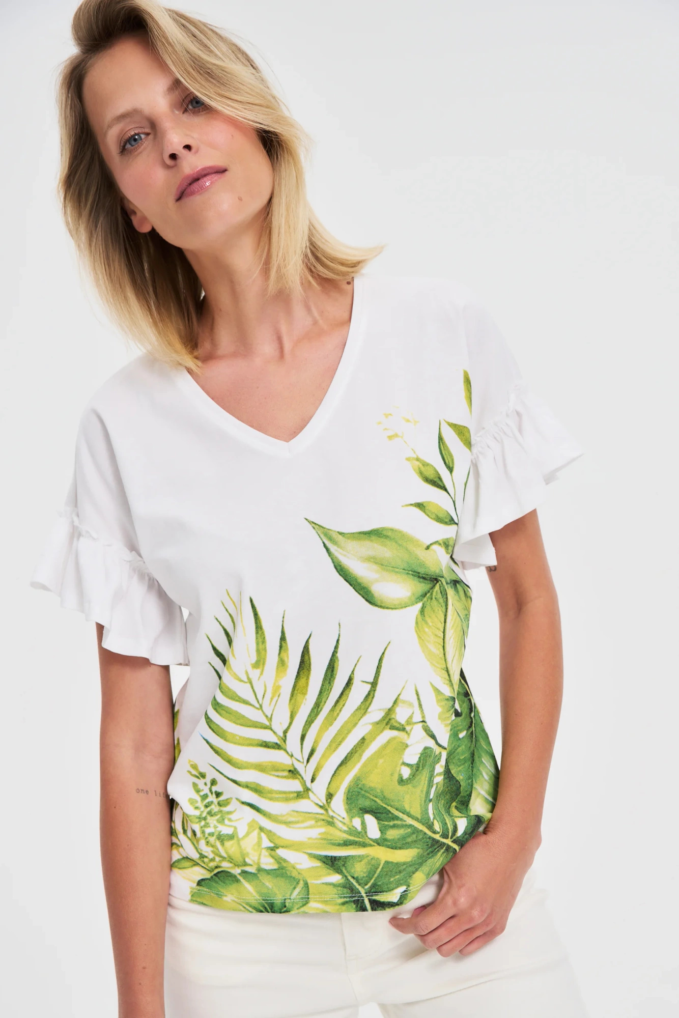 Bawełniana bluzka z falbaną na rękawach biała