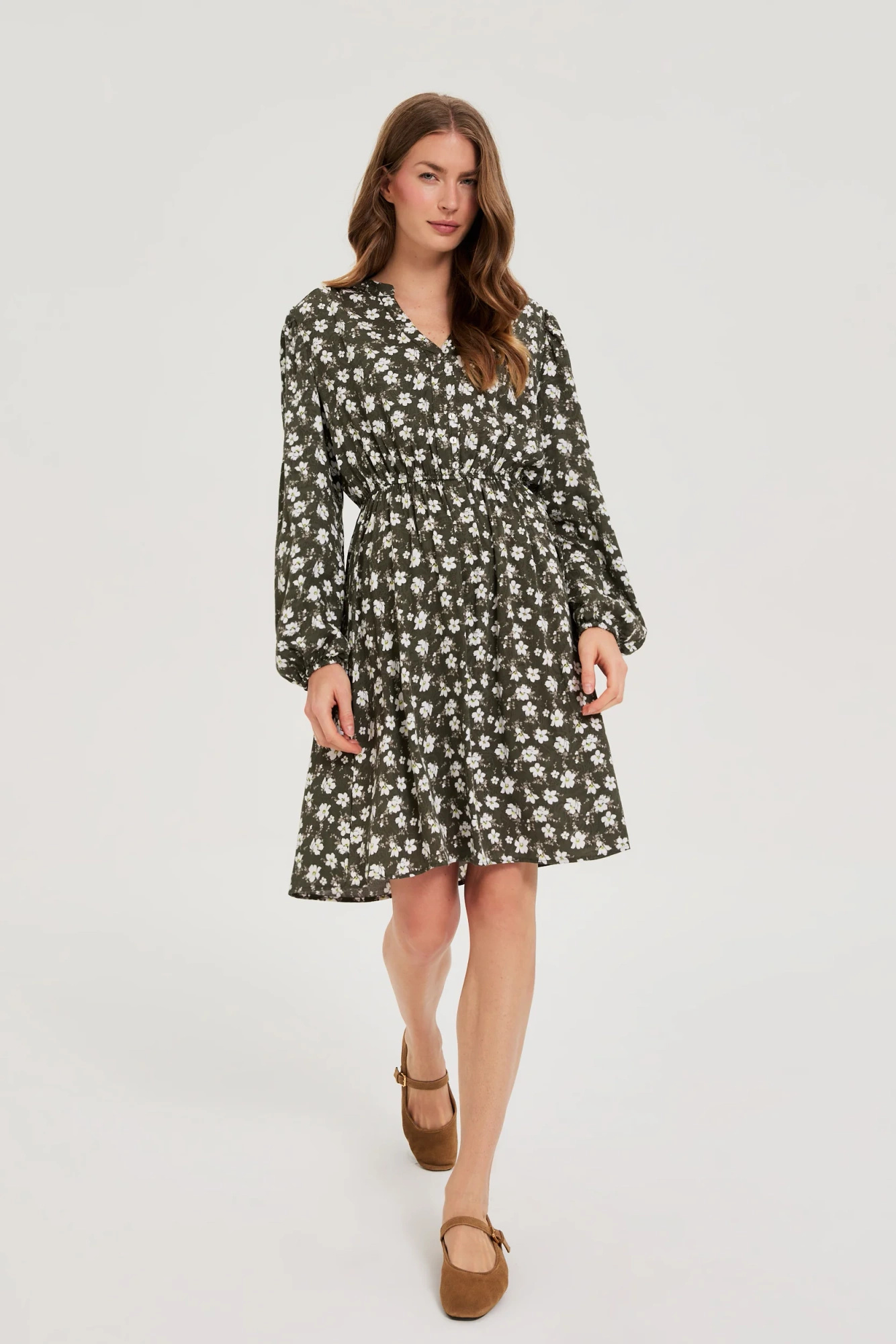 Rozkloszowana sukienka w kwiaty oliwkowa