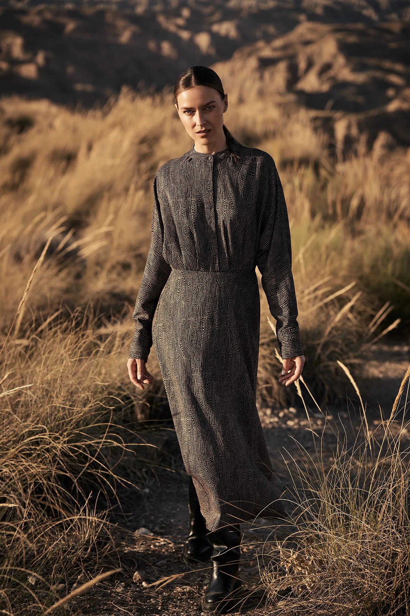 Elegancka sukienka midi w drobne kropki czarna