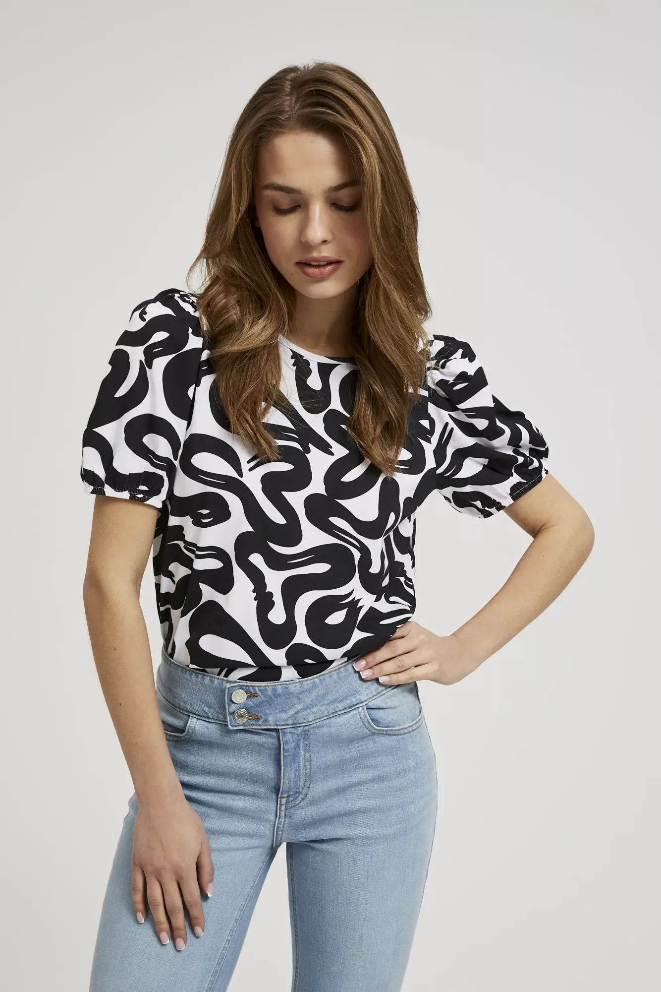 Bluzka z geometrycznym wzorem i bufiastymi rękawami czarno-biała