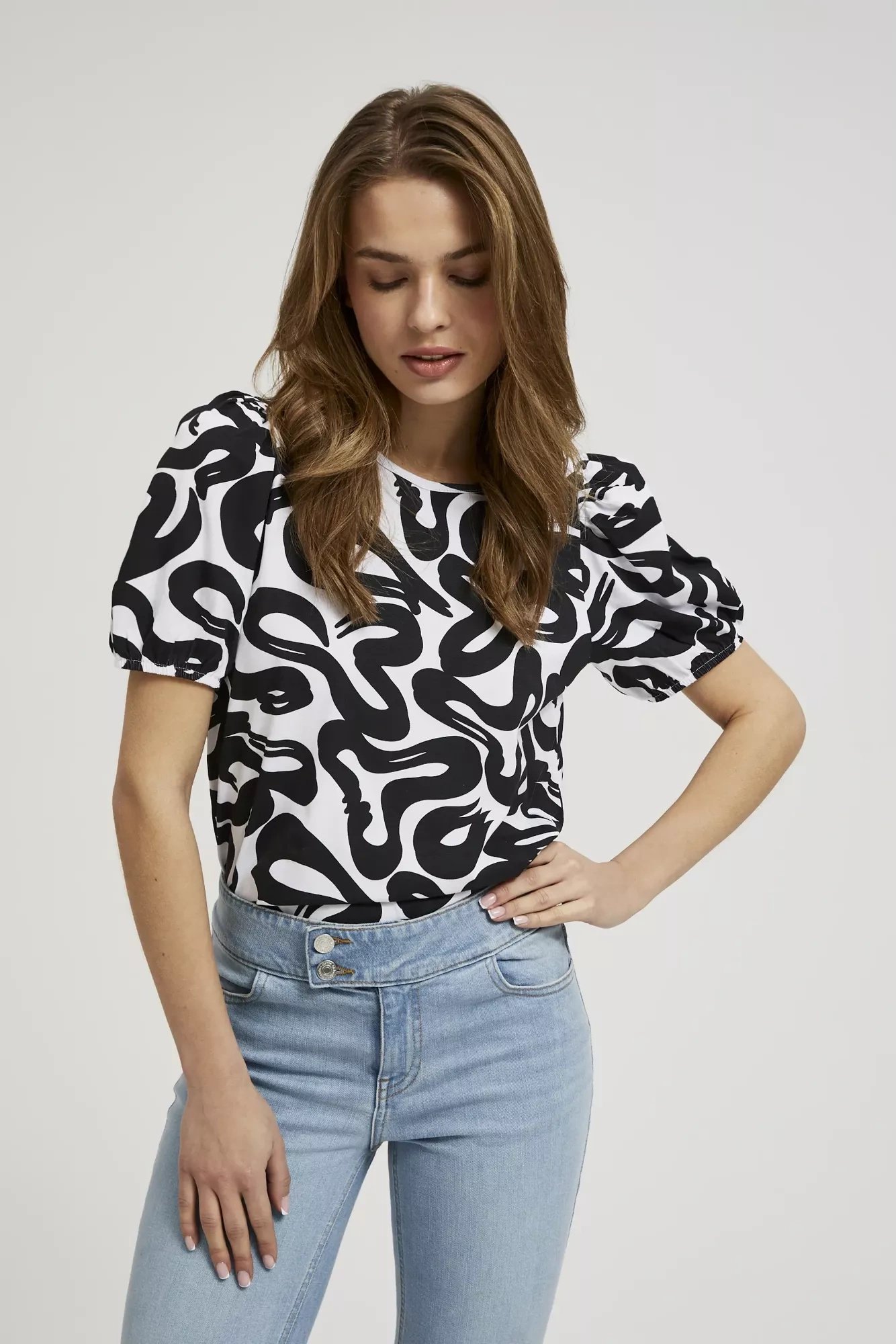 Bluzka z geometrycznym wzorem i bufiastymi rękawami czarno-biała