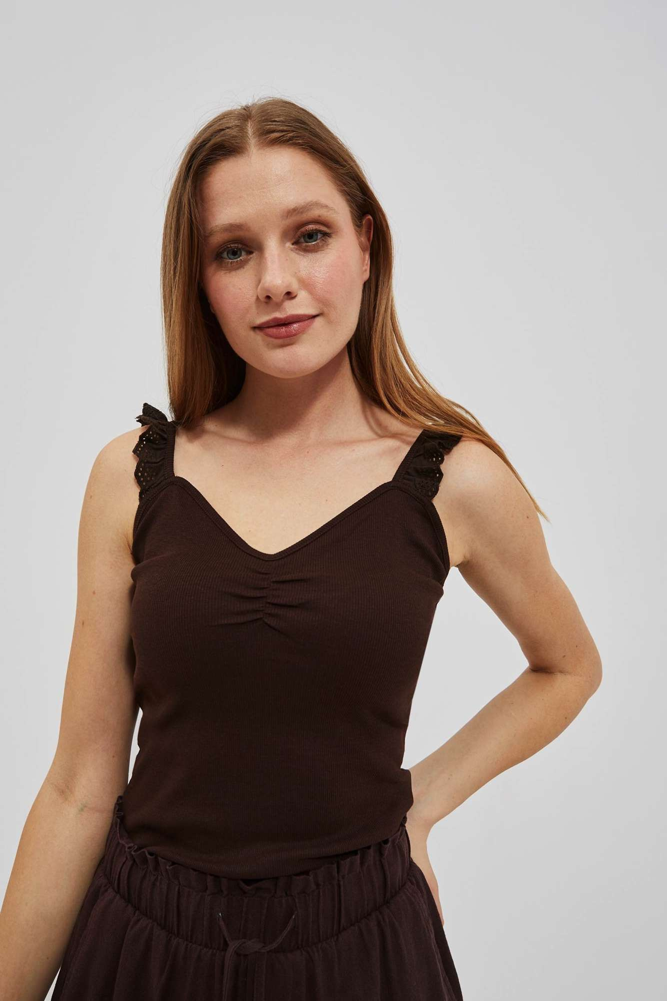 Top z ozdobnymi ramiączkami ciemnbrązowy