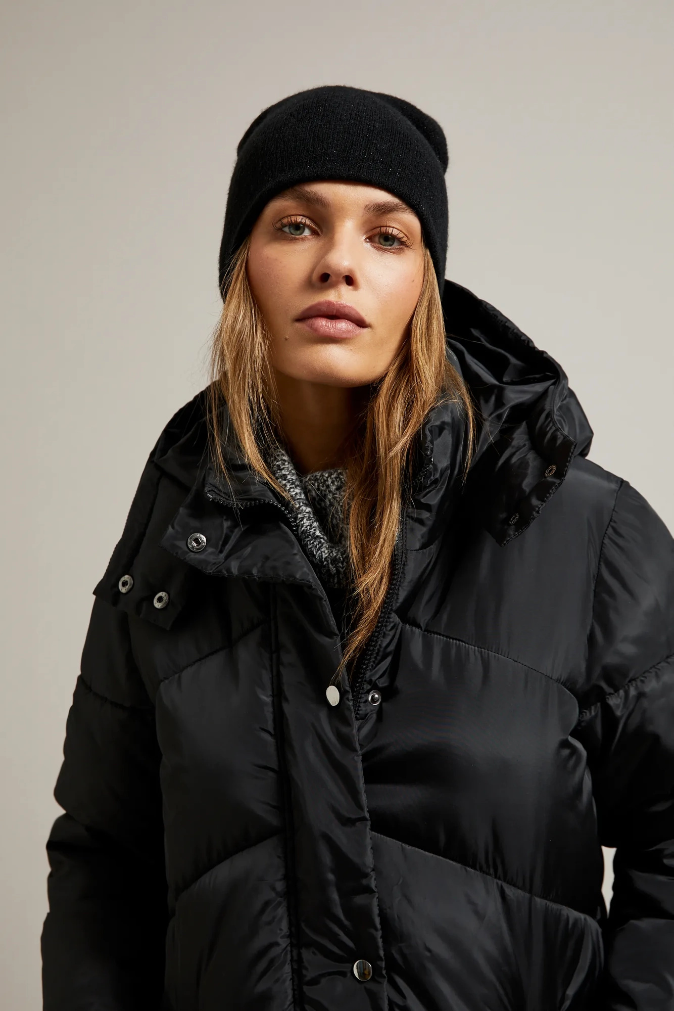 Cienka czapka z metaliczną nitką czarna