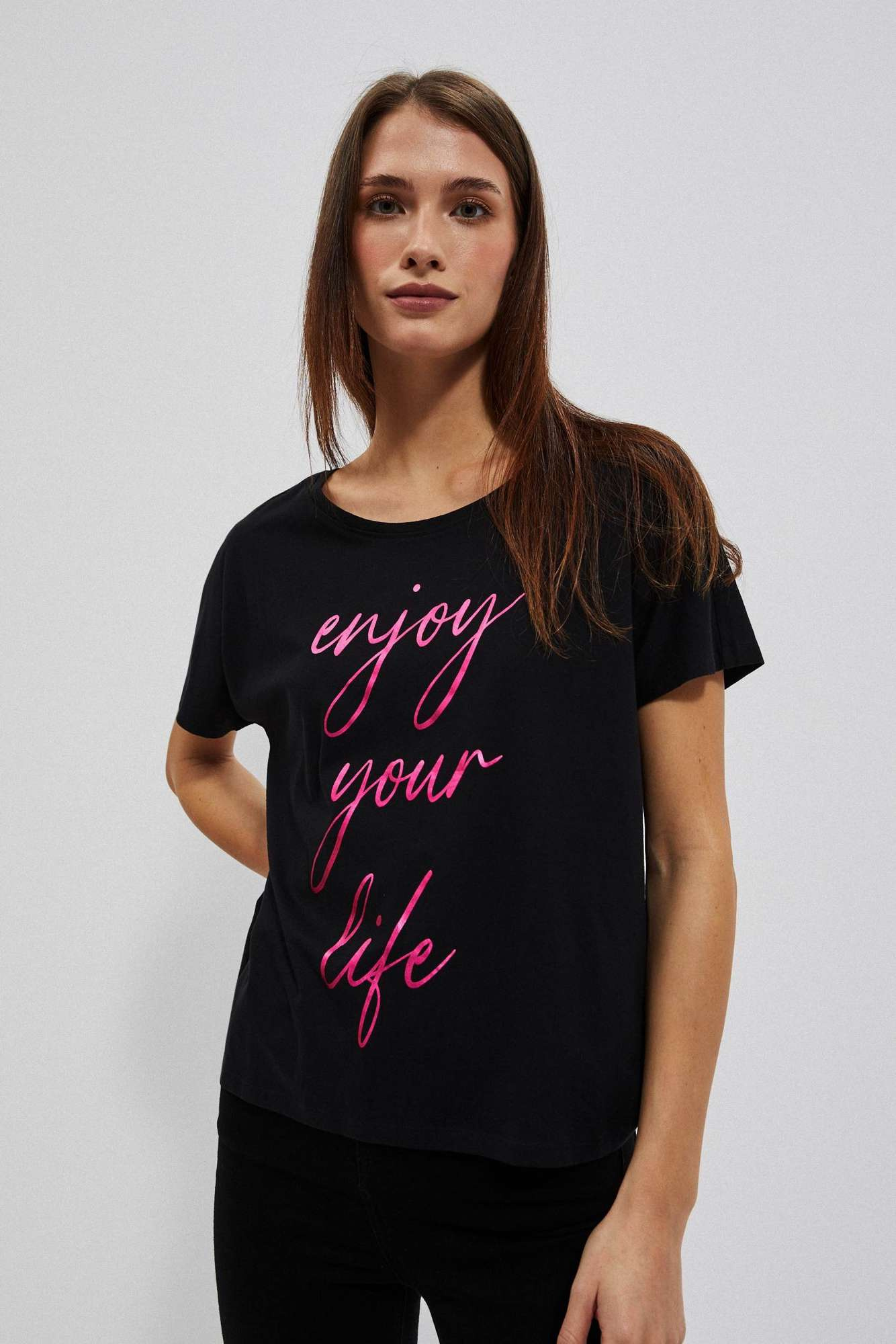 Bluzka z różowym napisem i okrągłym dekoltem czarna