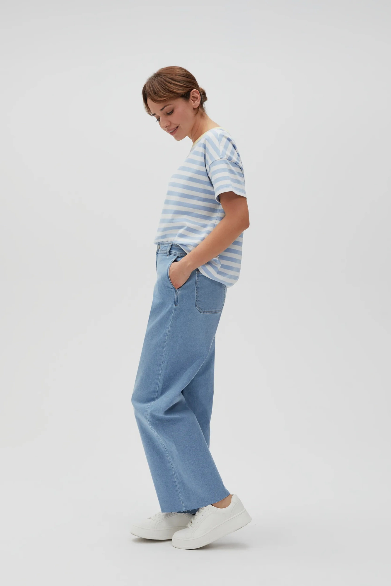 Gładkie jeansy z szerokimi nogawkami niebieskie