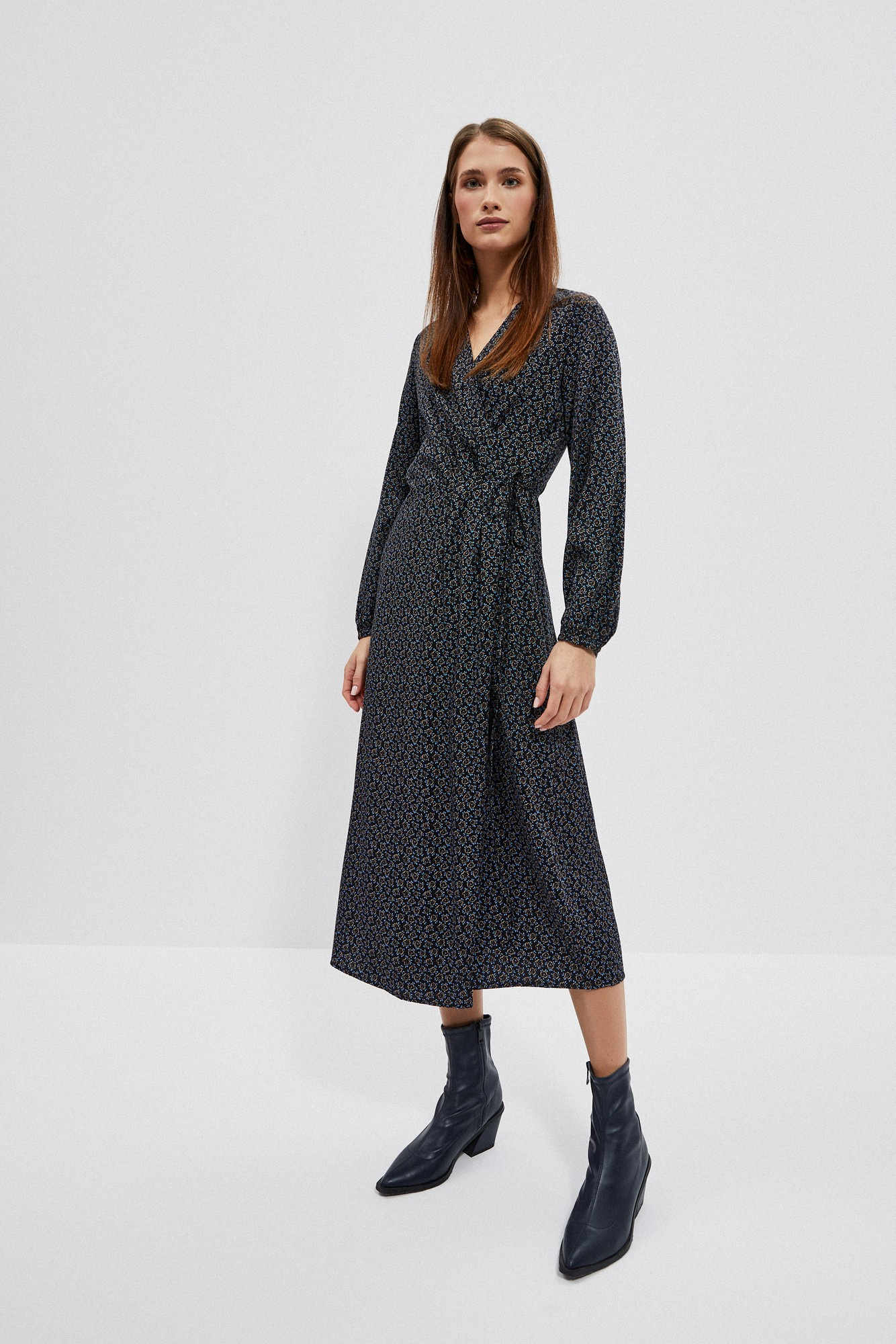 Sukienka midi wiązana w talii