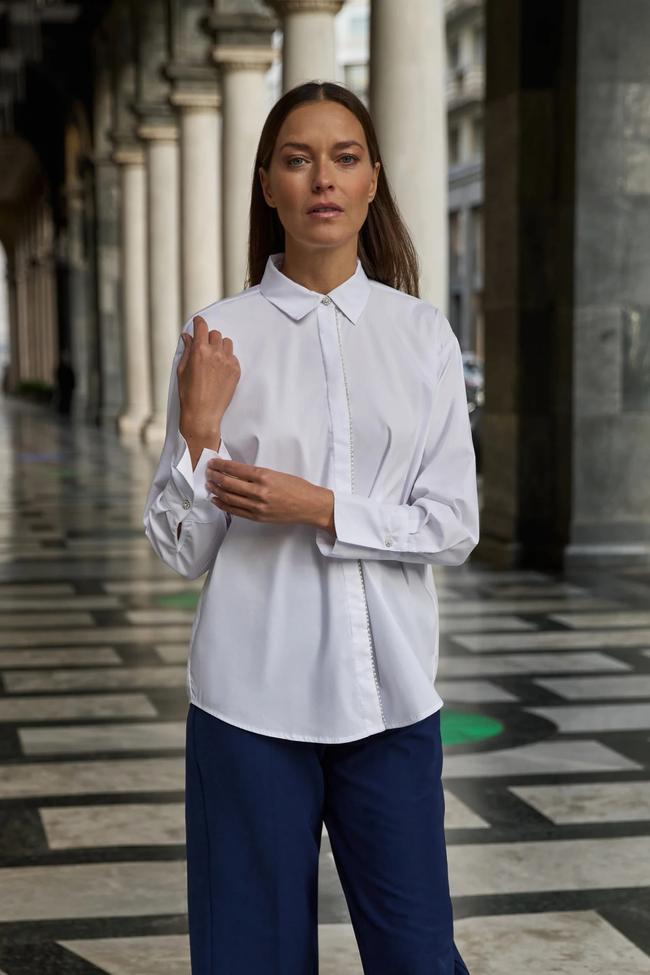 Koszula ozdobiona koralikami biała