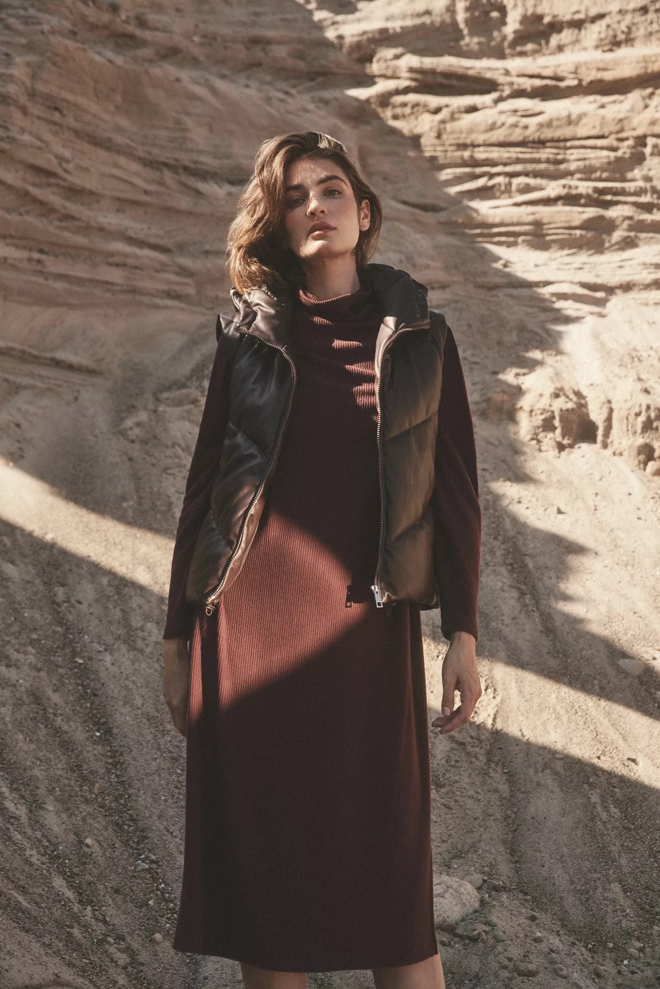 Prążkowana sukienka z golfem