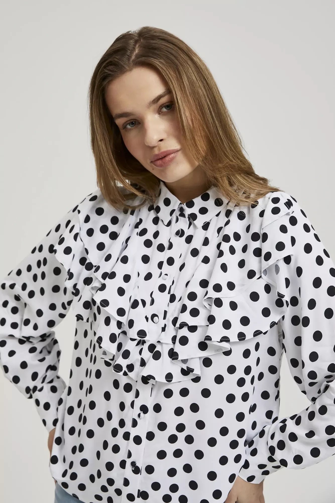 Koszula z falbaną i długimi rękawami ze wzorem kropek czarno-biała