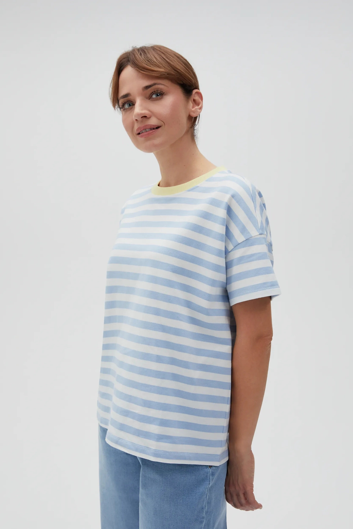Bawełniana bluza w paski z krótkimi rękawami błękitna